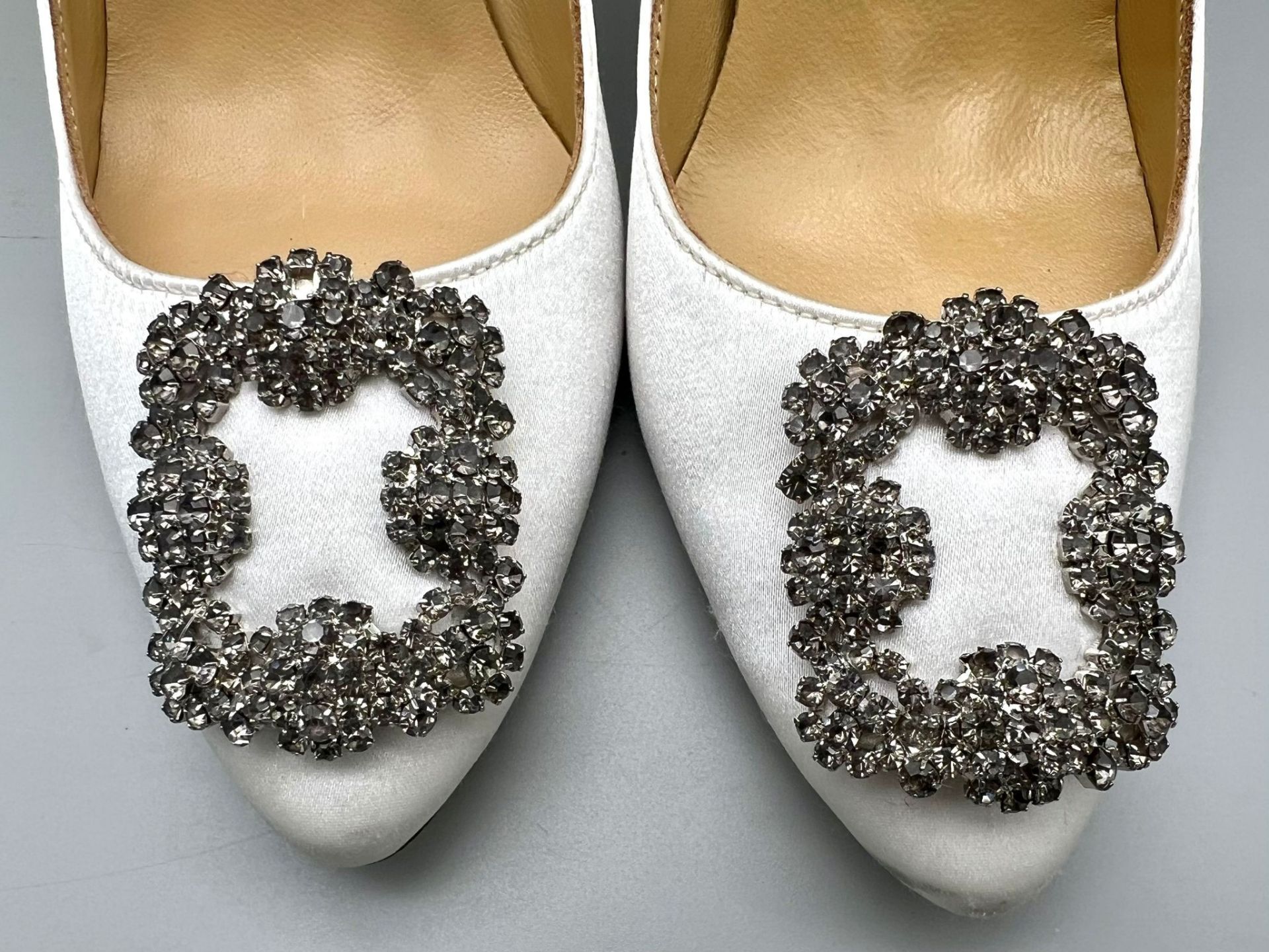 A Pair of Hand-Made Italian Manolo Blahnik White Ladies Shoes with White Stone Decoration. Good - Bild 7 aus 7