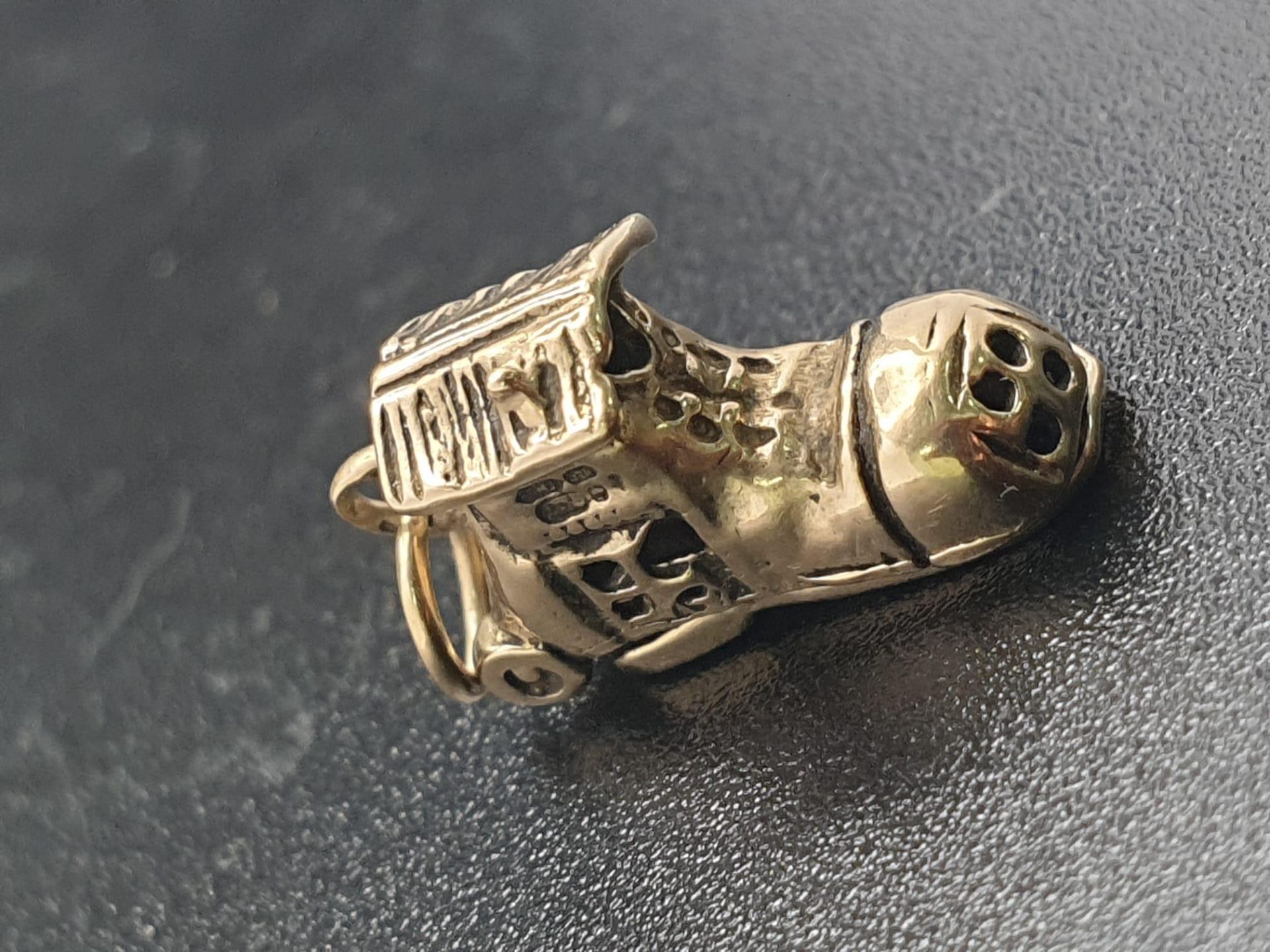 AN INTERESTING 9K YELLOW GOLD VINTAGE BOOT CHARM/PENDANT, WHICH OPENS TO SHOW A FAMILY INSIDE, - Bild 2 aus 4