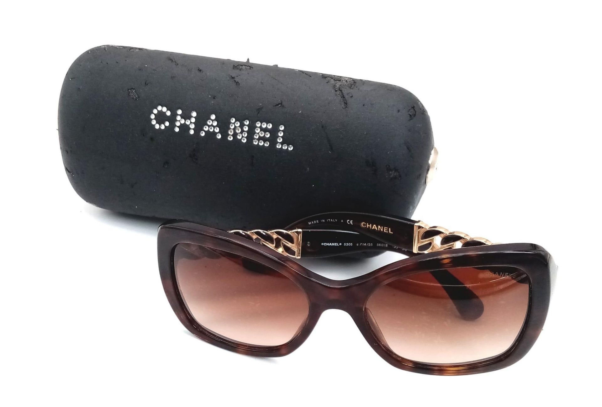 A Pair of Ladies Chanel Sunglasses with Case. Glasses are fine - case is worn. Ref: 12753 - Bild 6 aus 6