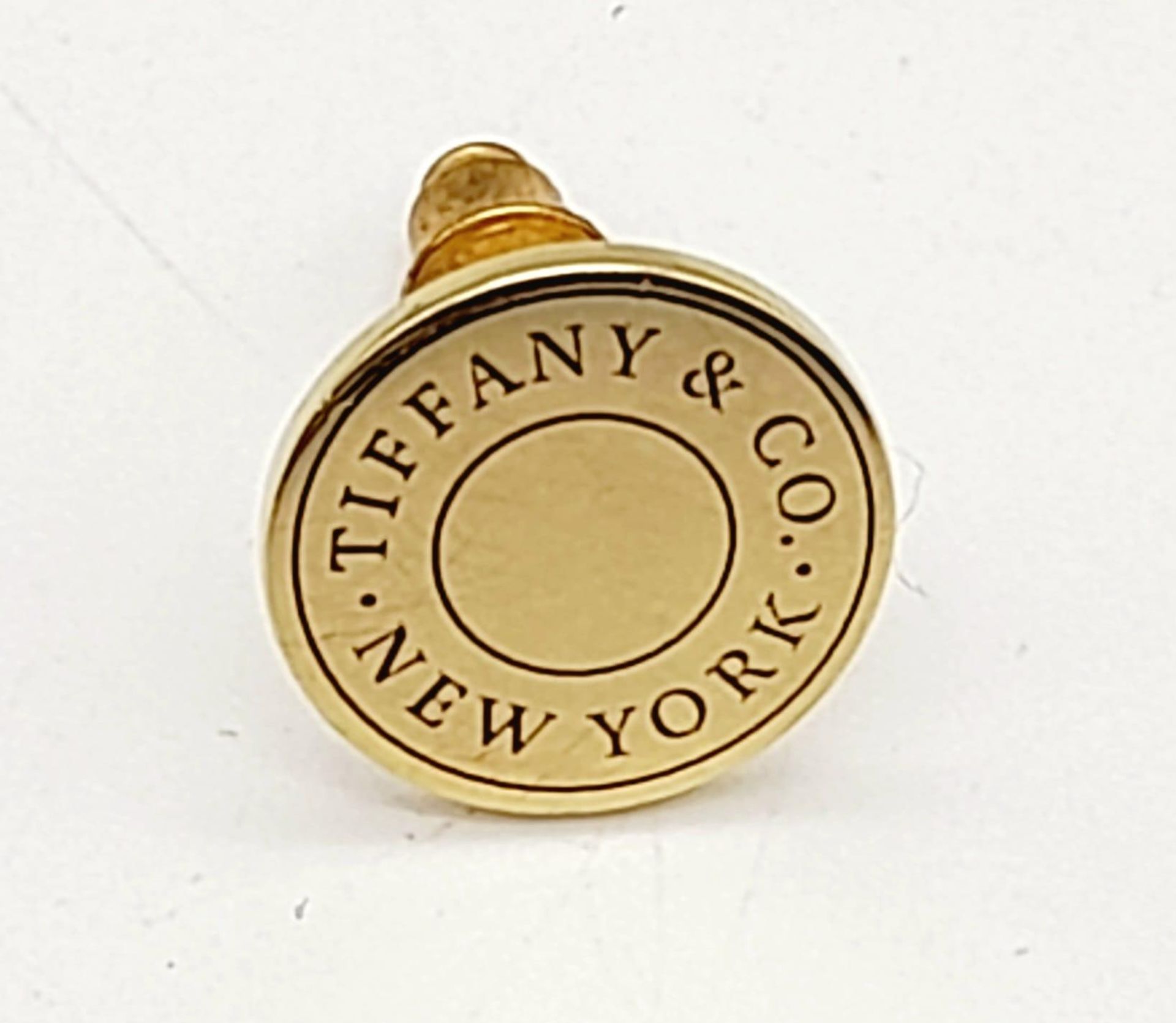 An 18K Yellow Gold Tiffany and Co. Tie Pin. 2.55g - Image 2 of 6