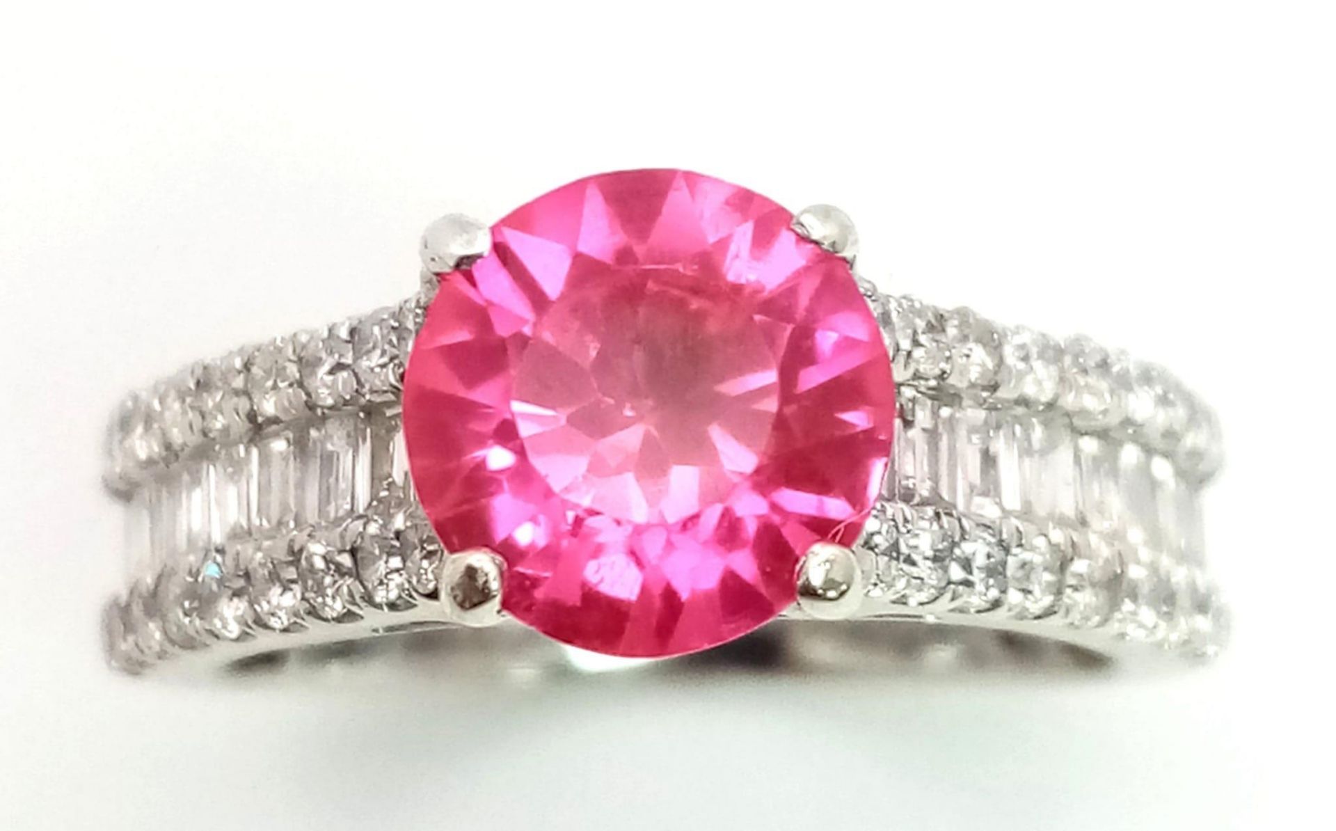 A 9 K white gold ring with a round cut rubelite and diamonds on the shoulders of the ring. Size: - Bild 3 aus 5