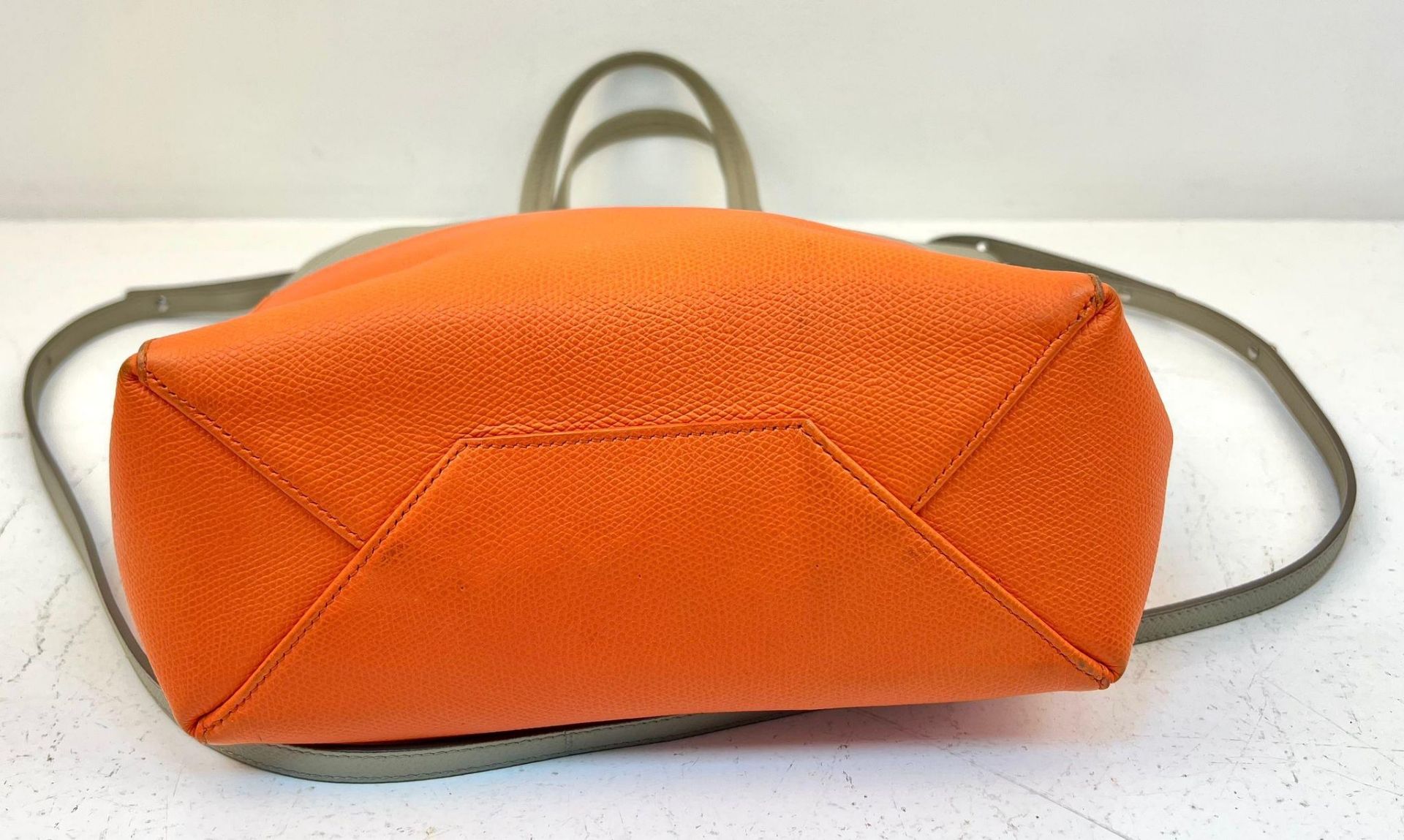 A Celine Multi-Colour Grained Leather Small Tote Bag. Two top handles plus a shoulder strap for - Bild 5 aus 7