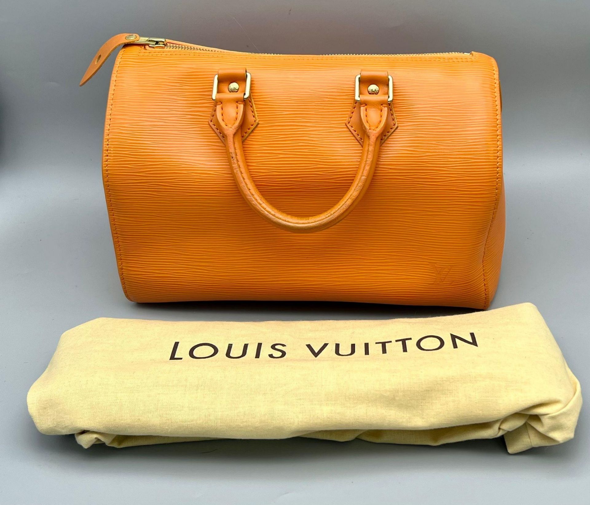 A Louis Vuitton Mandarin Epi Leather Speedy Bag. Twin handles with a zipped top. Orange textile - Bild 7 aus 7