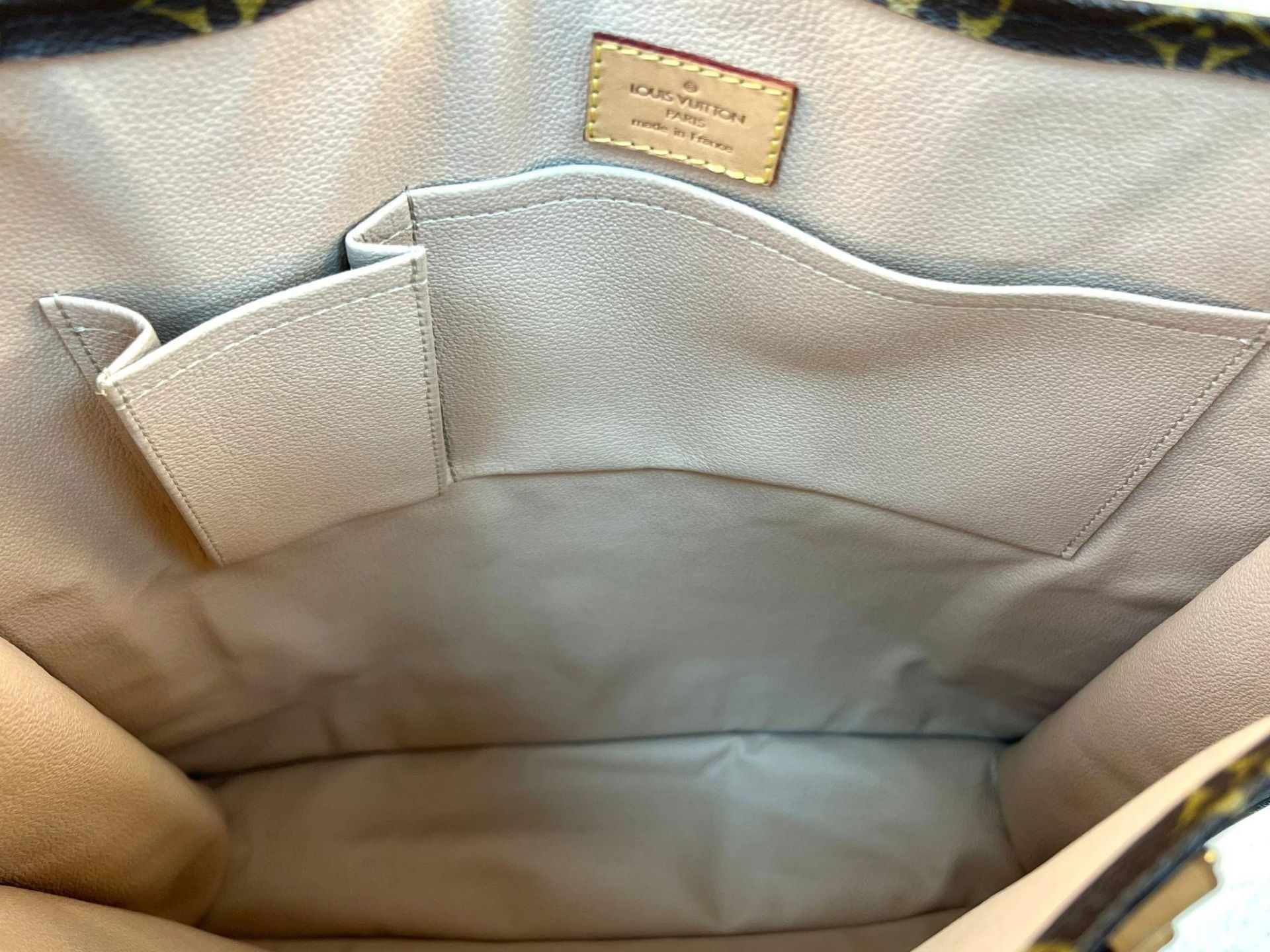 A Louis Vuitton Monogram Canvas Tote Bag. Brown leather handles. Spacious interior with two open - Bild 5 aus 6