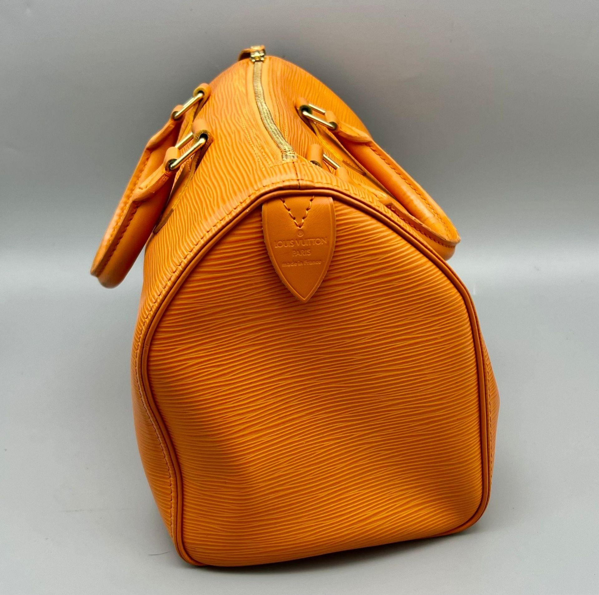 A Louis Vuitton Mandarin Epi Leather Speedy Bag. Twin handles with a zipped top. Orange textile - Bild 2 aus 7