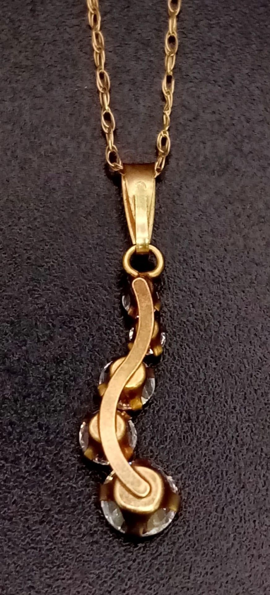 A 9K Yellow Gold White Stone Pendant on a 9K Yellow Gold Disappearing Necklace. 20mm and 44cm. 0.72g - Bild 3 aus 5