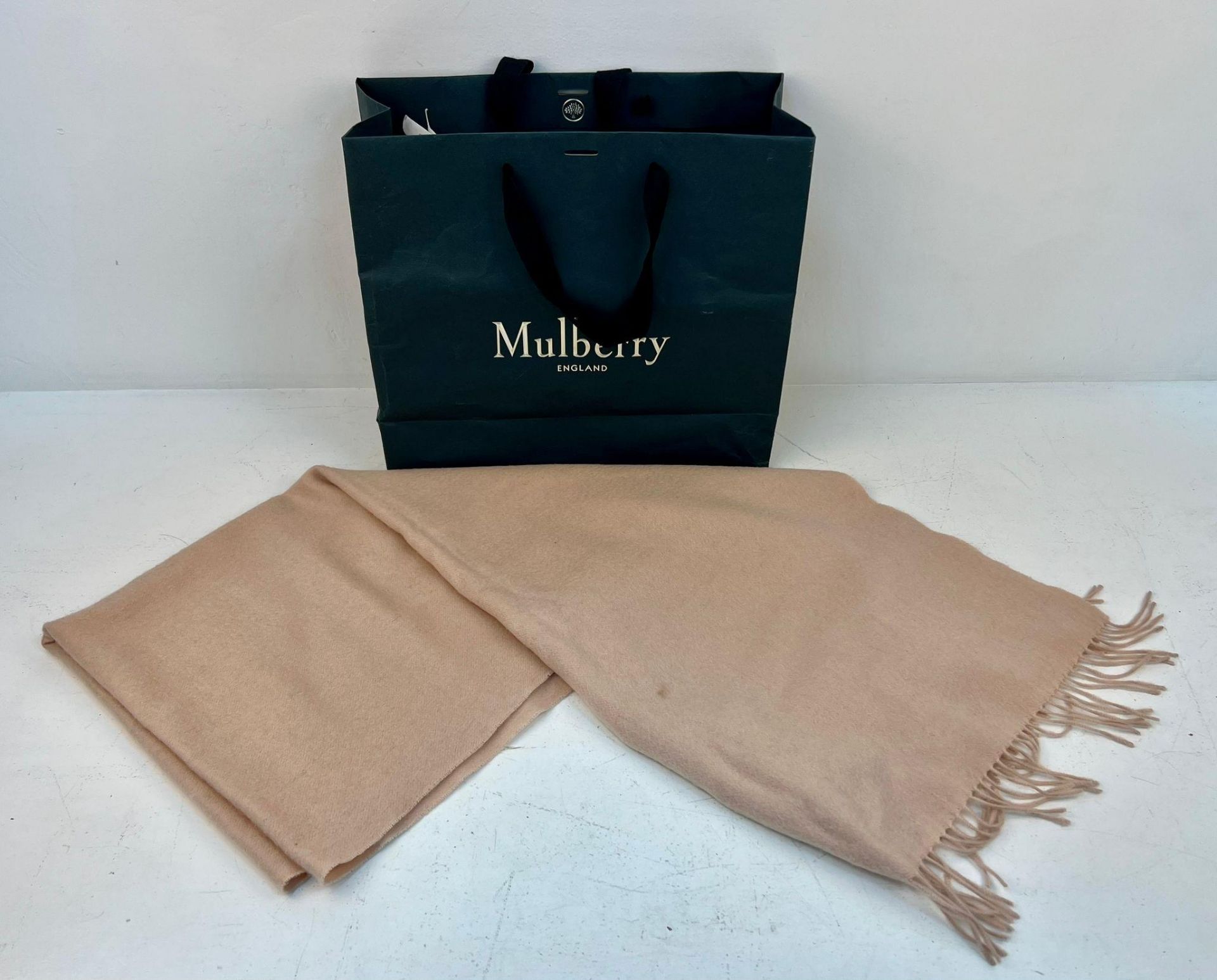 A Mulberry Lambswool Soft Pink Large Scarf. 70cm x 200cm. In very good condition but please see - Bild 2 aus 4