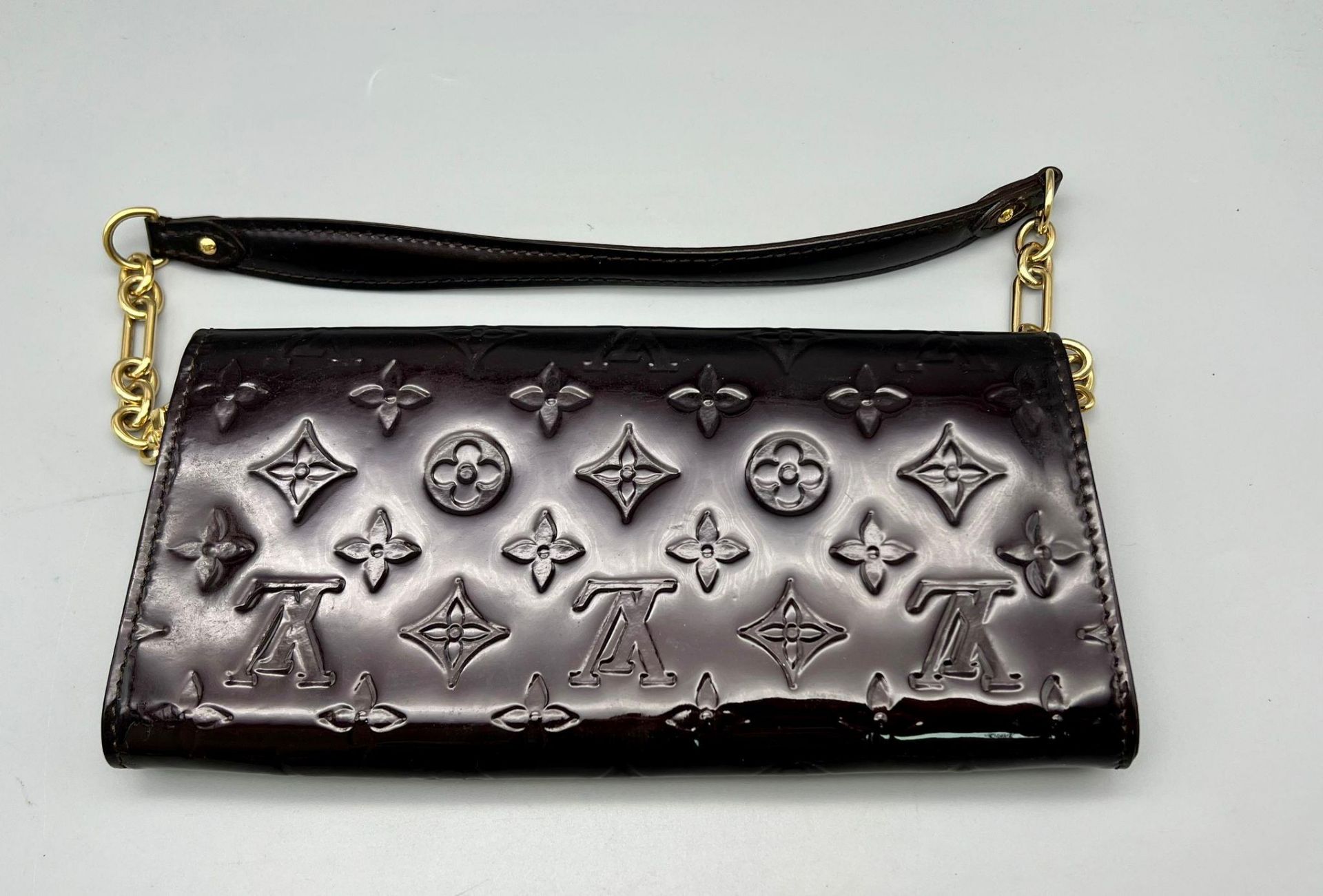 A Louis Vuitton Patent Leather Sunset Boulevard Bag. Monogram burgundy patent leather. Gold-tone - Bild 6 aus 8