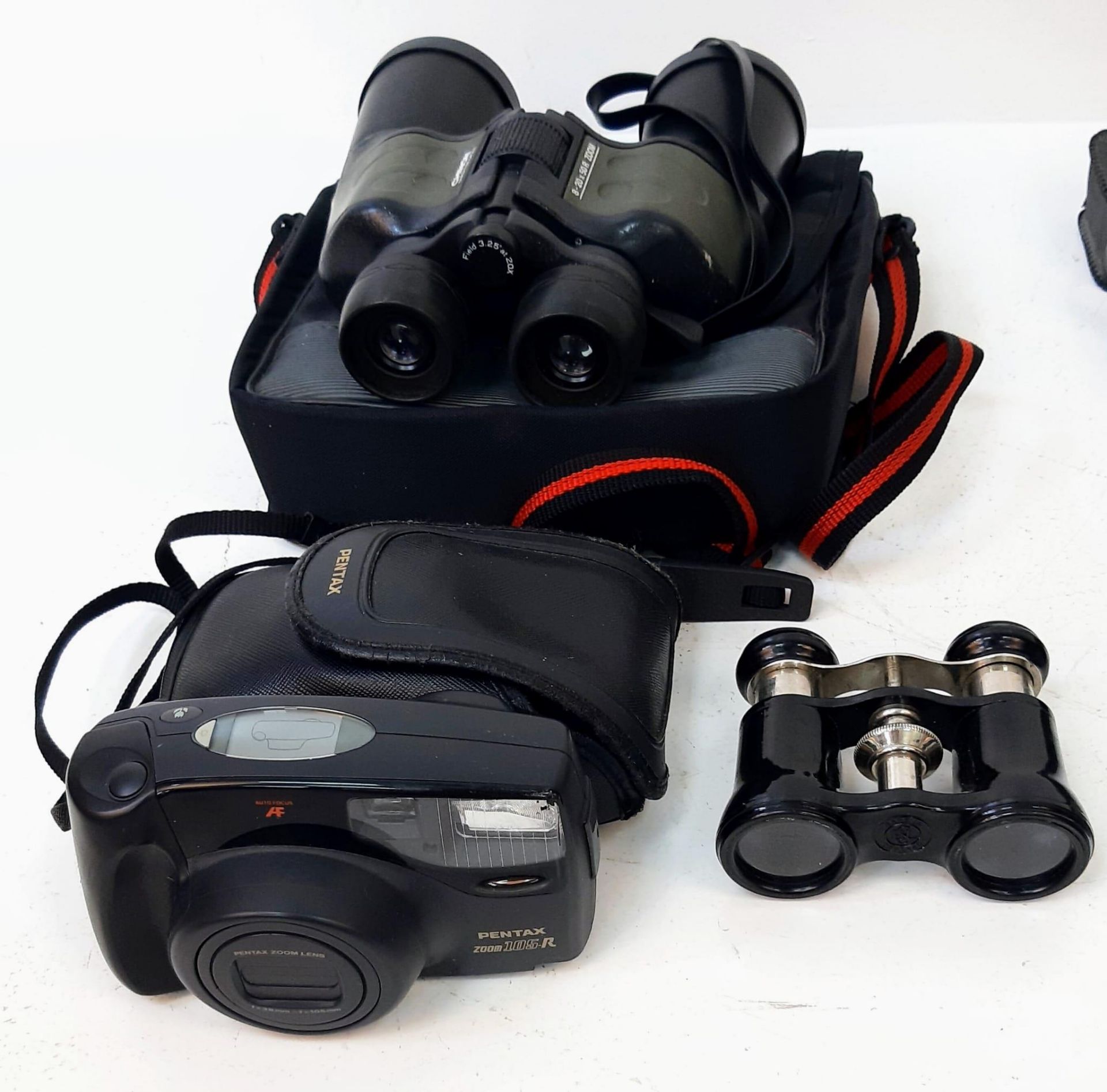 Five Vintage Pairs of Binoculars and Four Vintage Cameras. - Bild 4 aus 5
