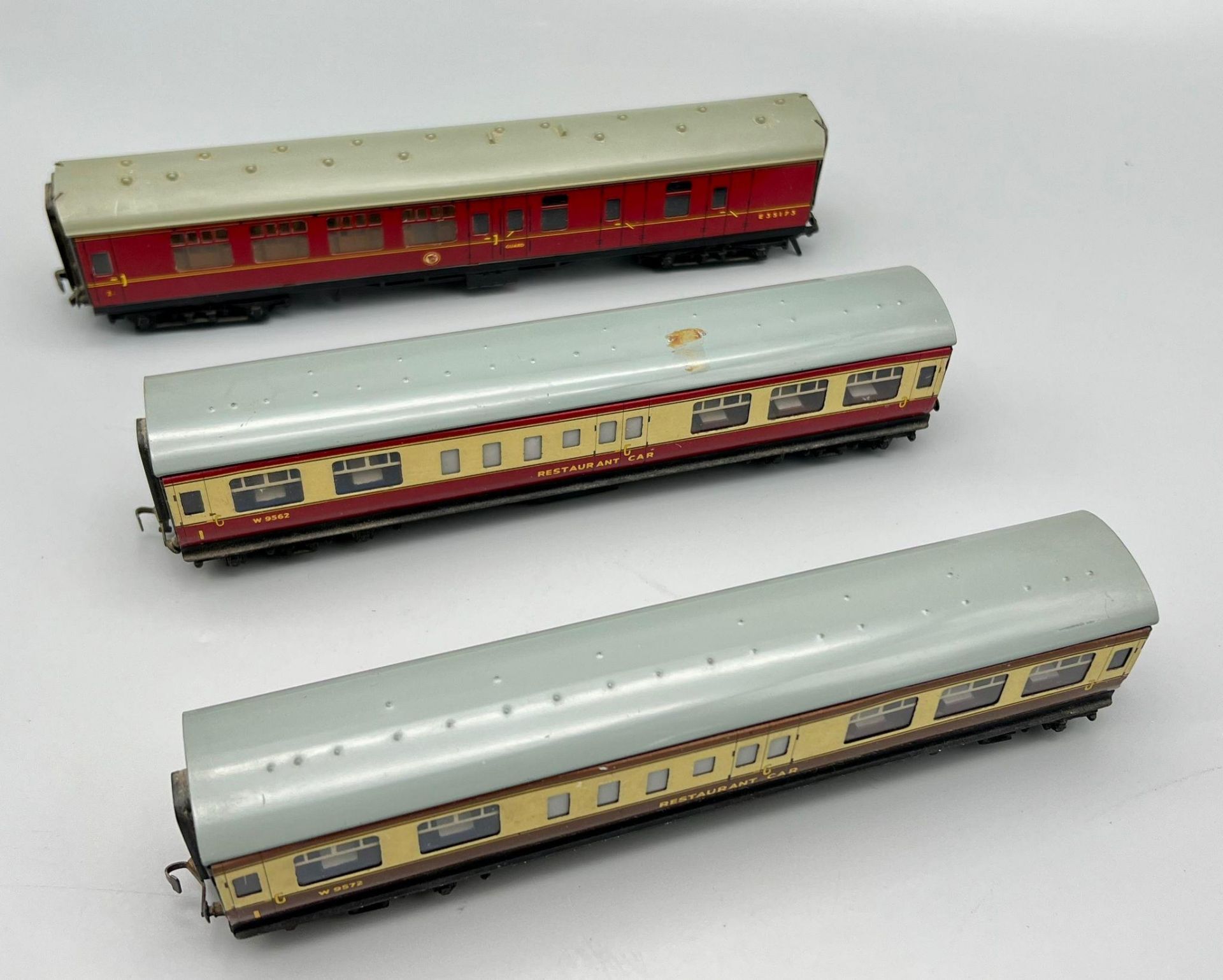 Three Vintage Hornby Dublo Model Train Cars. Two restaurant (21cm) and one guard car (24cm). In good - Image 2 of 3