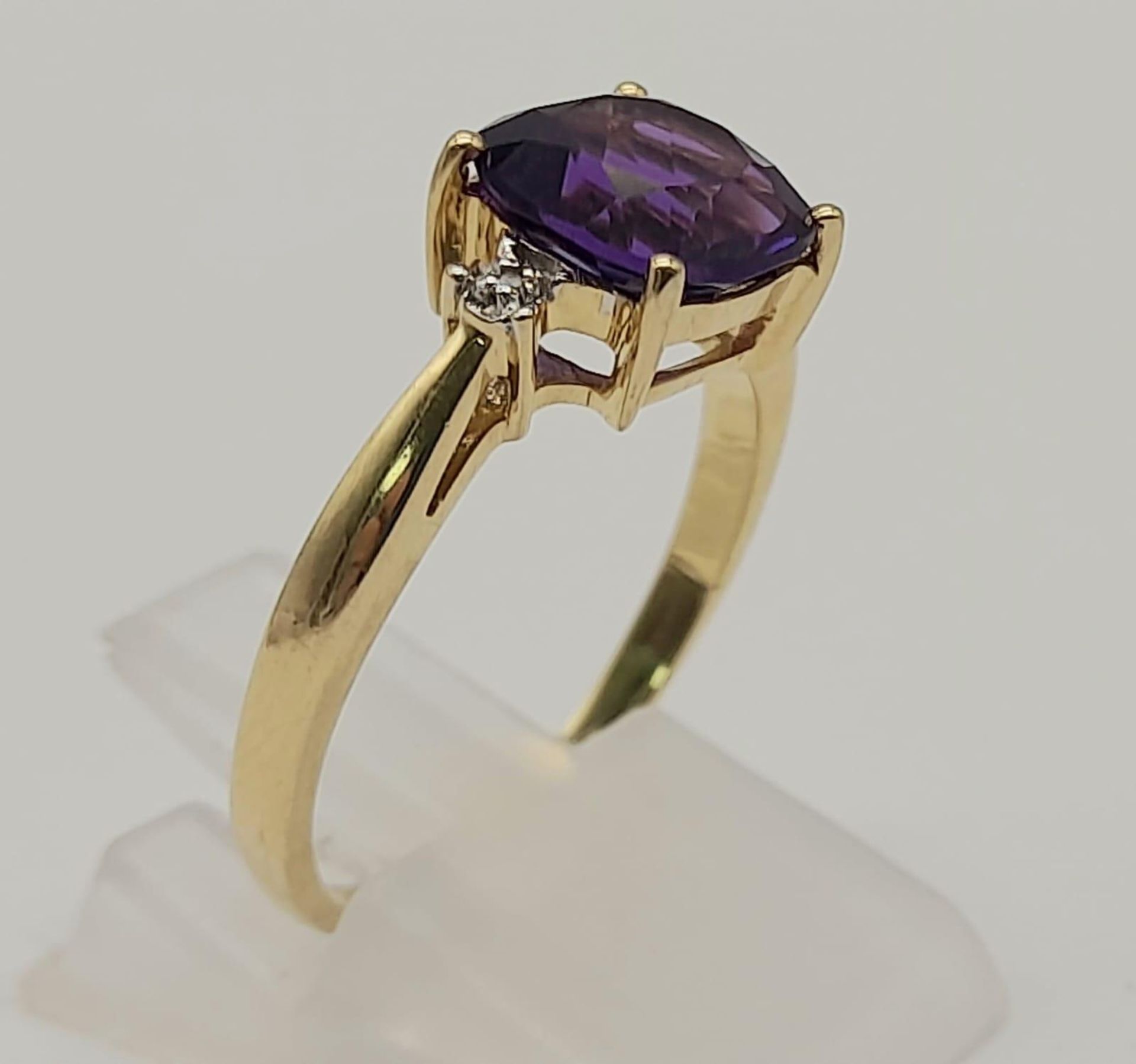 A 9K GOLD AMETHYST AND DIAMOND RING . 2.6gms size P - Bild 2 aus 4