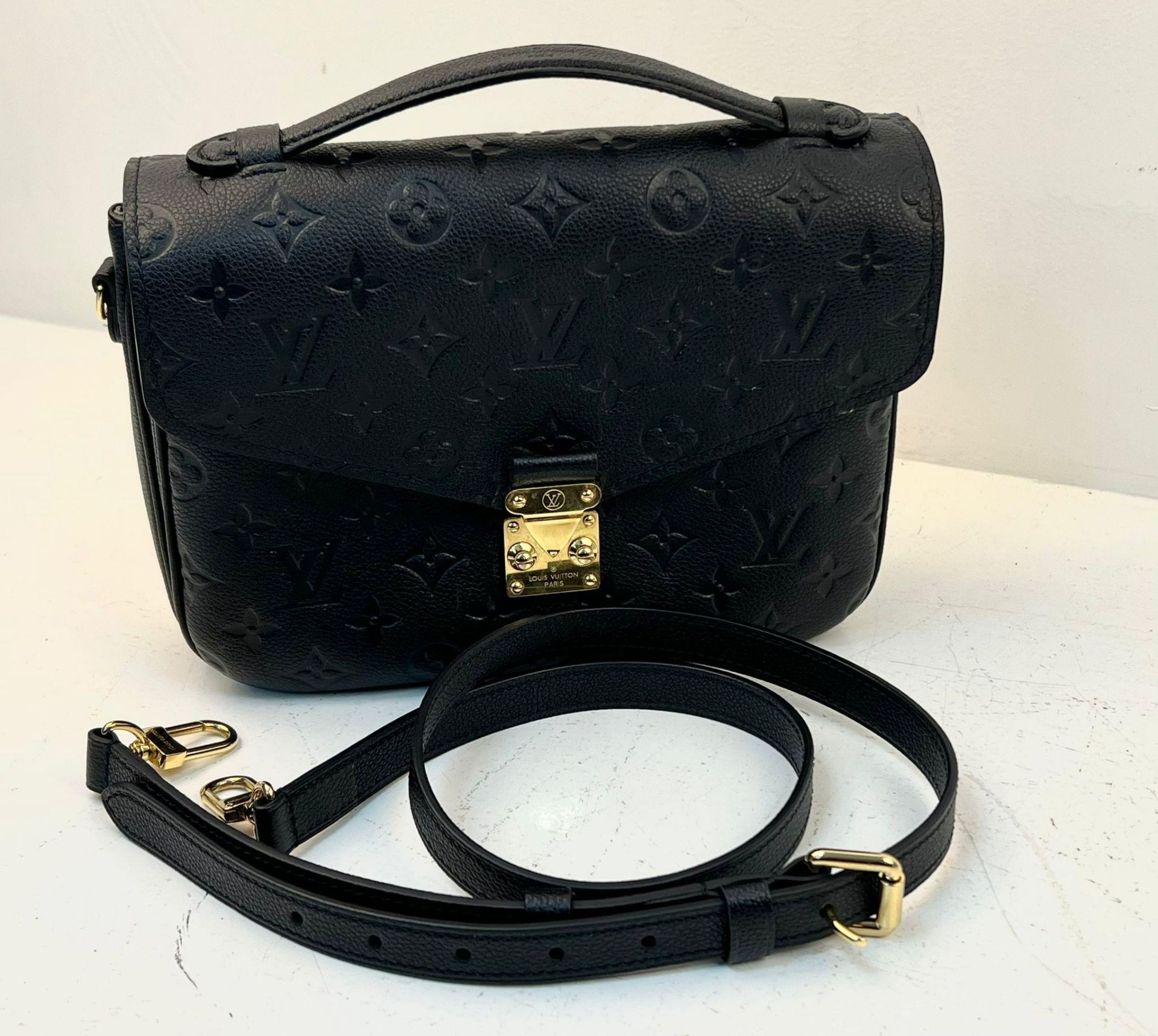 A Louis Vuitton Pochette Metis Leather Bag. Black monogram empreinte leather. Zipped exterior - Bild 5 aus 8