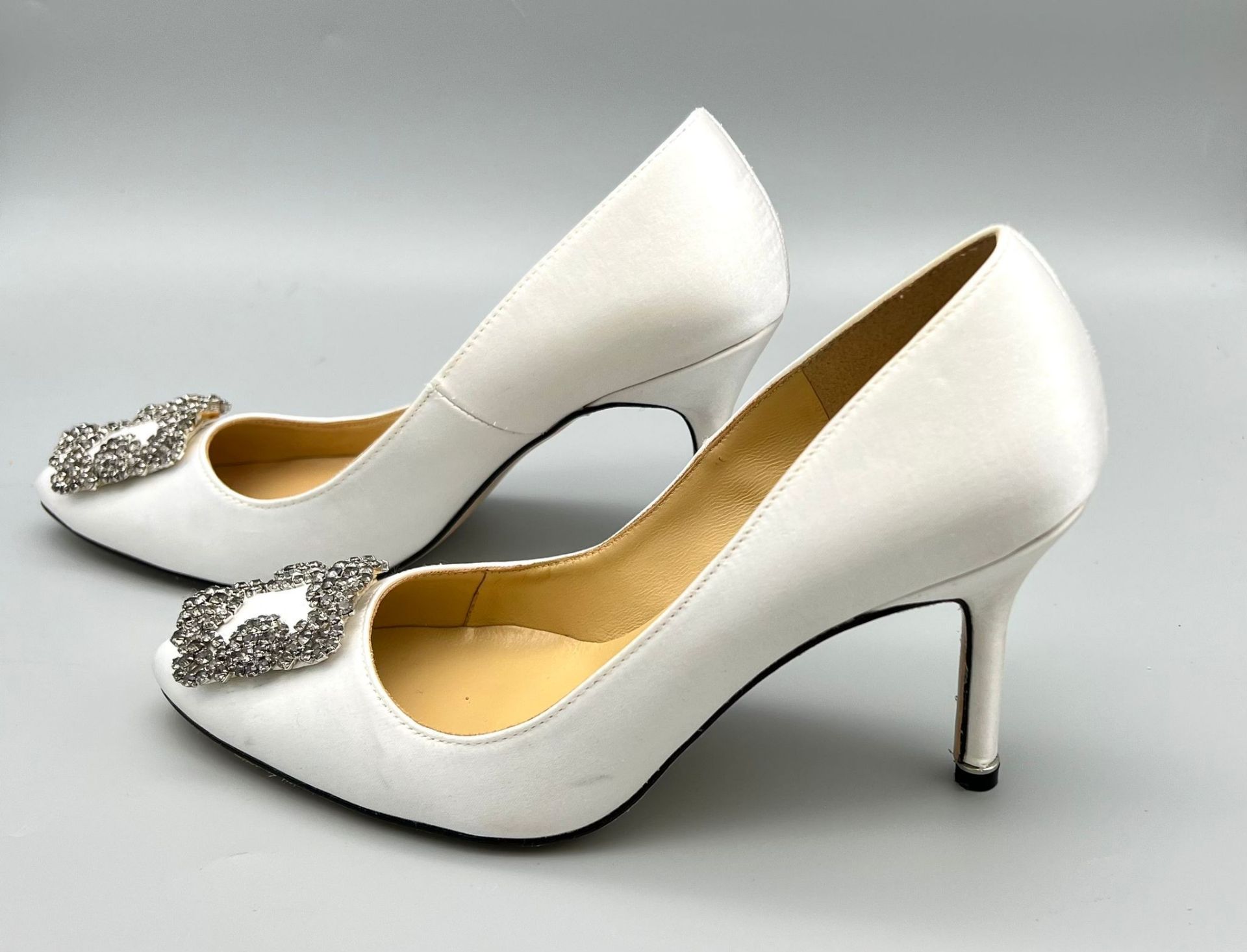 A Pair of Hand-Made Italian Manolo Blahnik White Ladies Shoes with White Stone Decoration. Good - Bild 2 aus 7