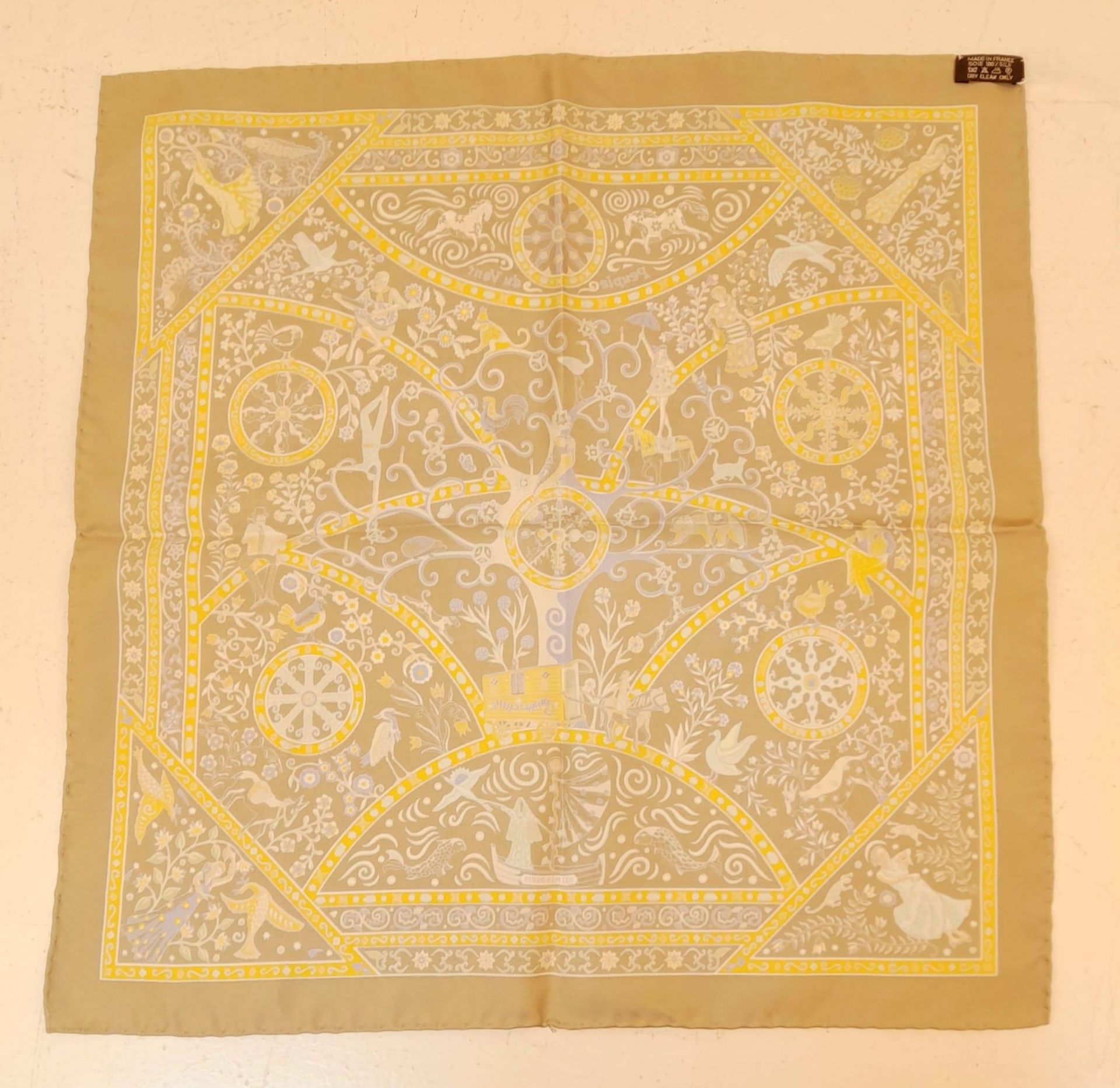 A Hermes Silk Scarf. Celebration decoration. Good condition. 42cm x 42cm. Ref: 12741 - Bild 4 aus 5