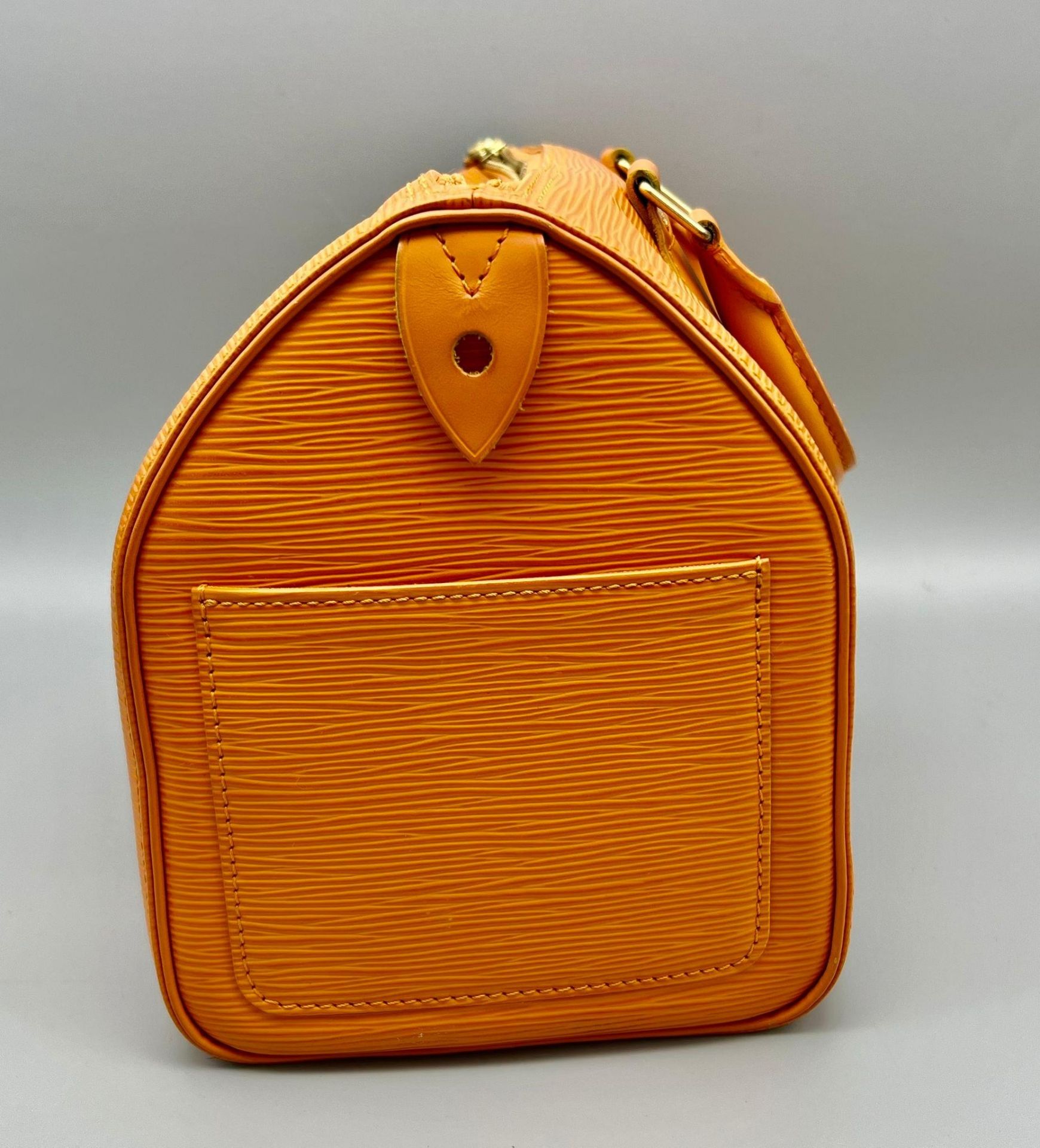 A Louis Vuitton Mandarin Epi Leather Speedy Bag. Twin handles with a zipped top. Orange textile - Bild 5 aus 7