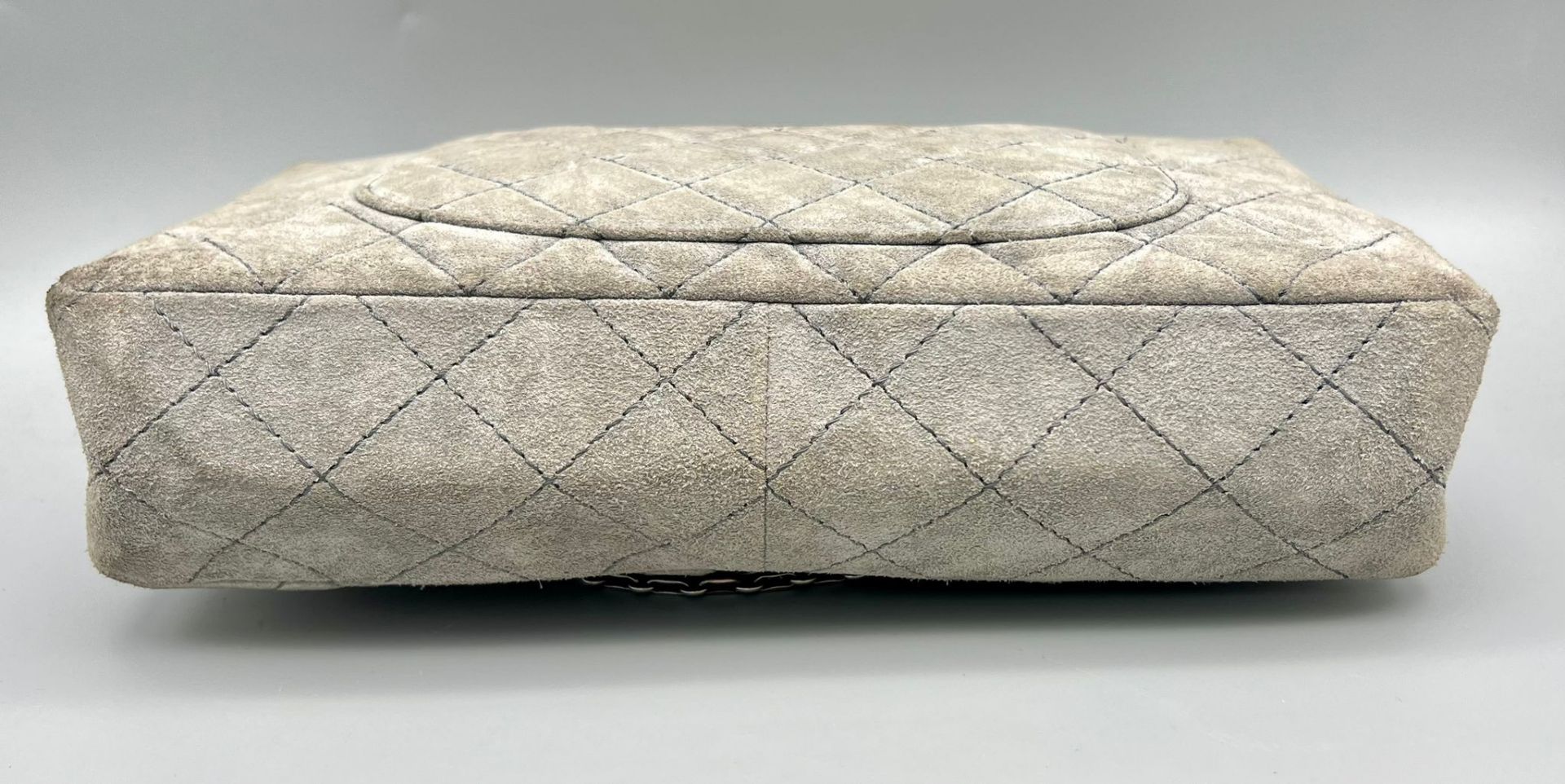 A Classic Chanel Grey Suede Quilted Large Shoulder Flap Bag. Quilted soft suede exterior (worn). - Bild 5 aus 7