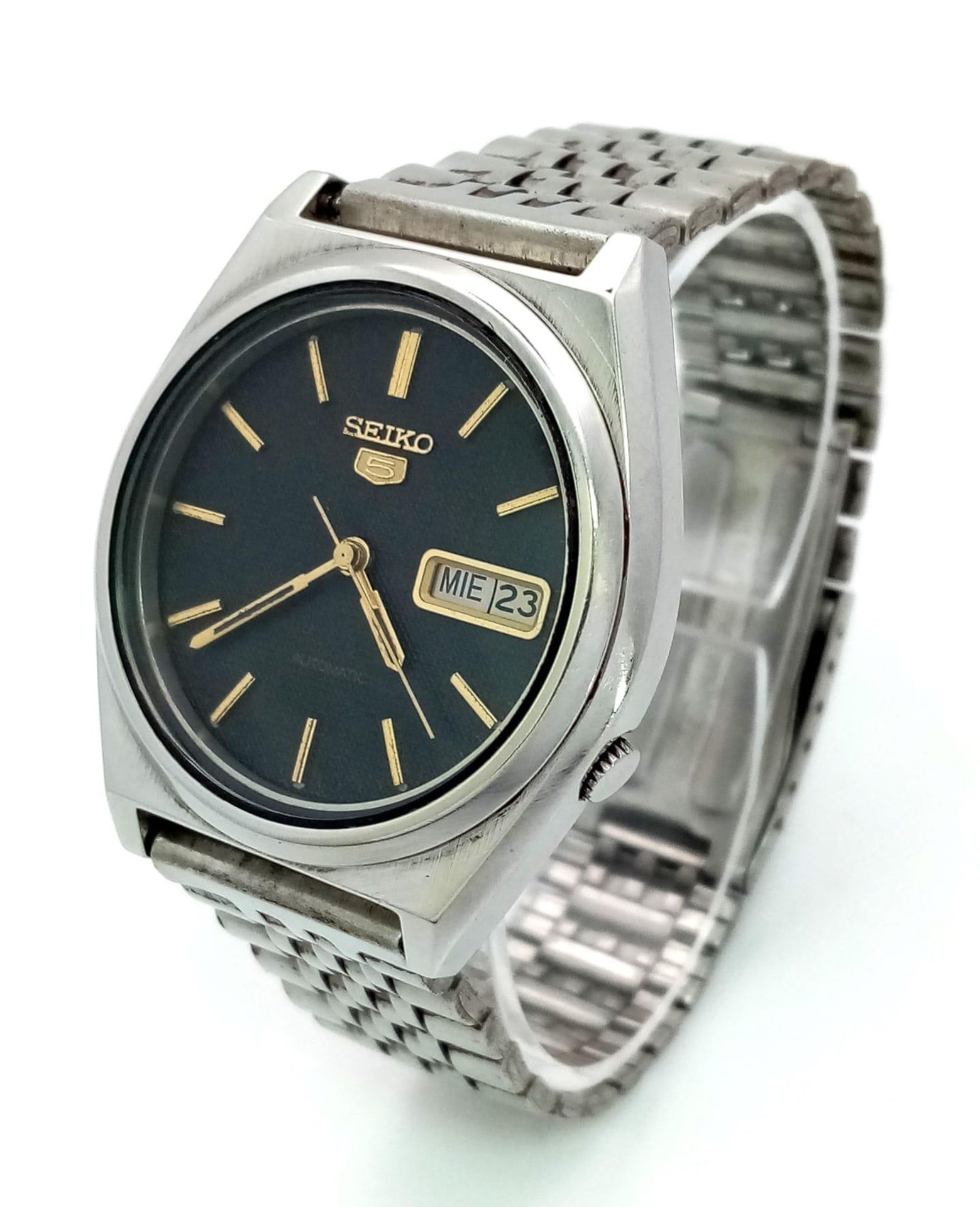 A Vintage Seiko 5 Gents Automatic Watch. Stainless steel strap and case - 38mm. Black dial with