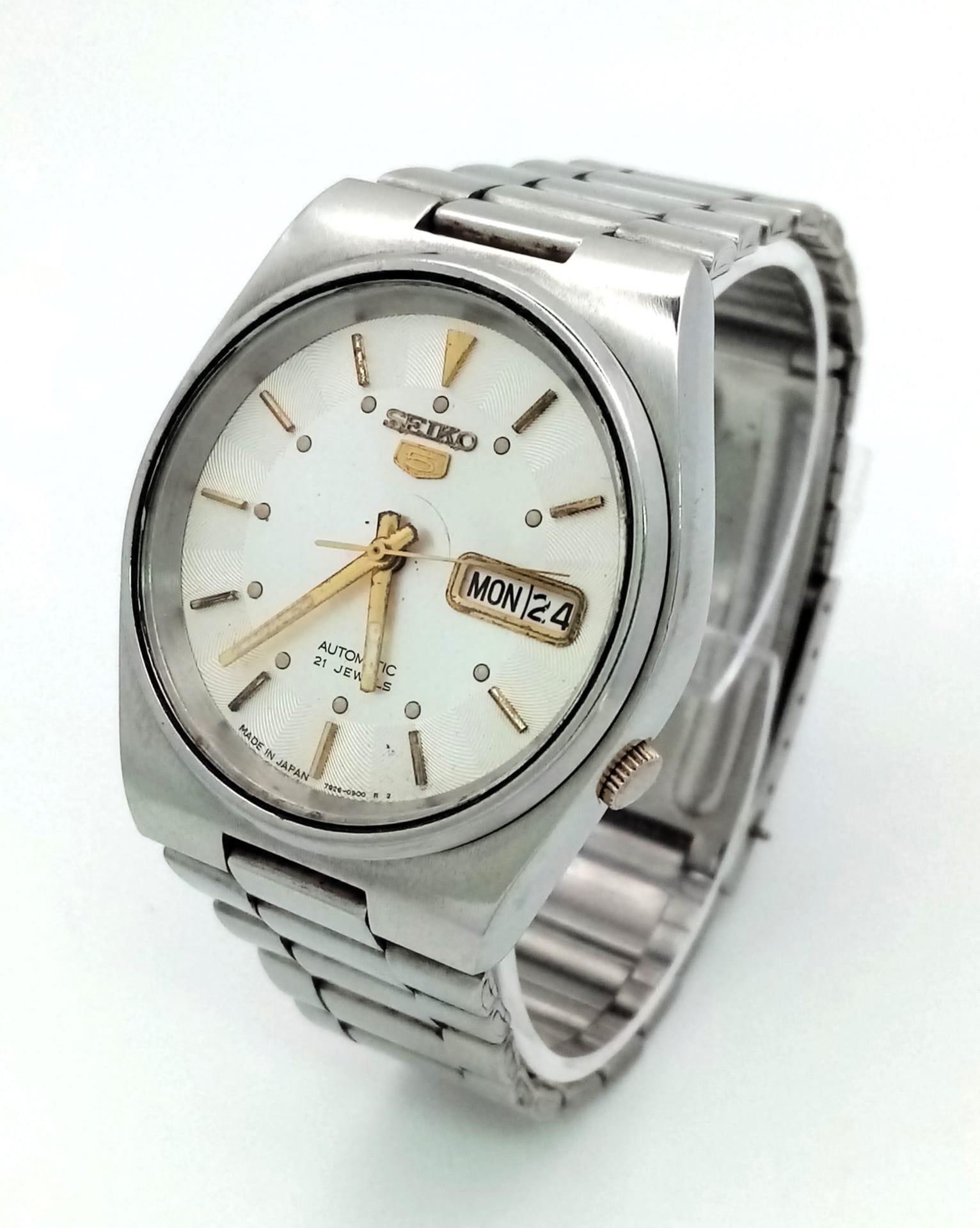 A Vintage Seiko 5 Automatic Gents Watch. Stainless steel strap and case - 36mm. Silver and white