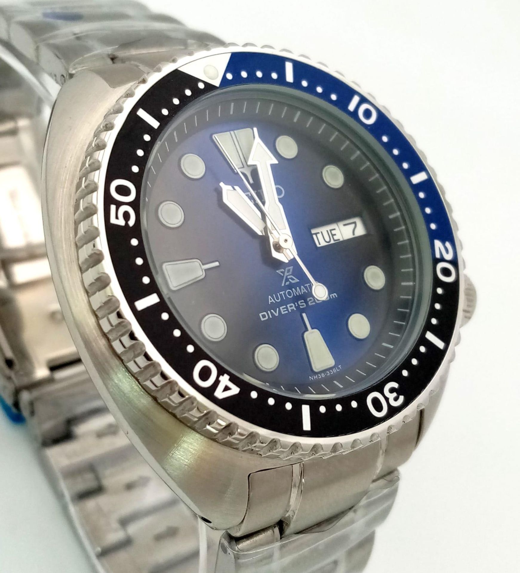 A Seiko Automatic 200M Divers Gents Watch. Stainless steel strap and case - 45mm. Blue dial with - Image 2 of 6
