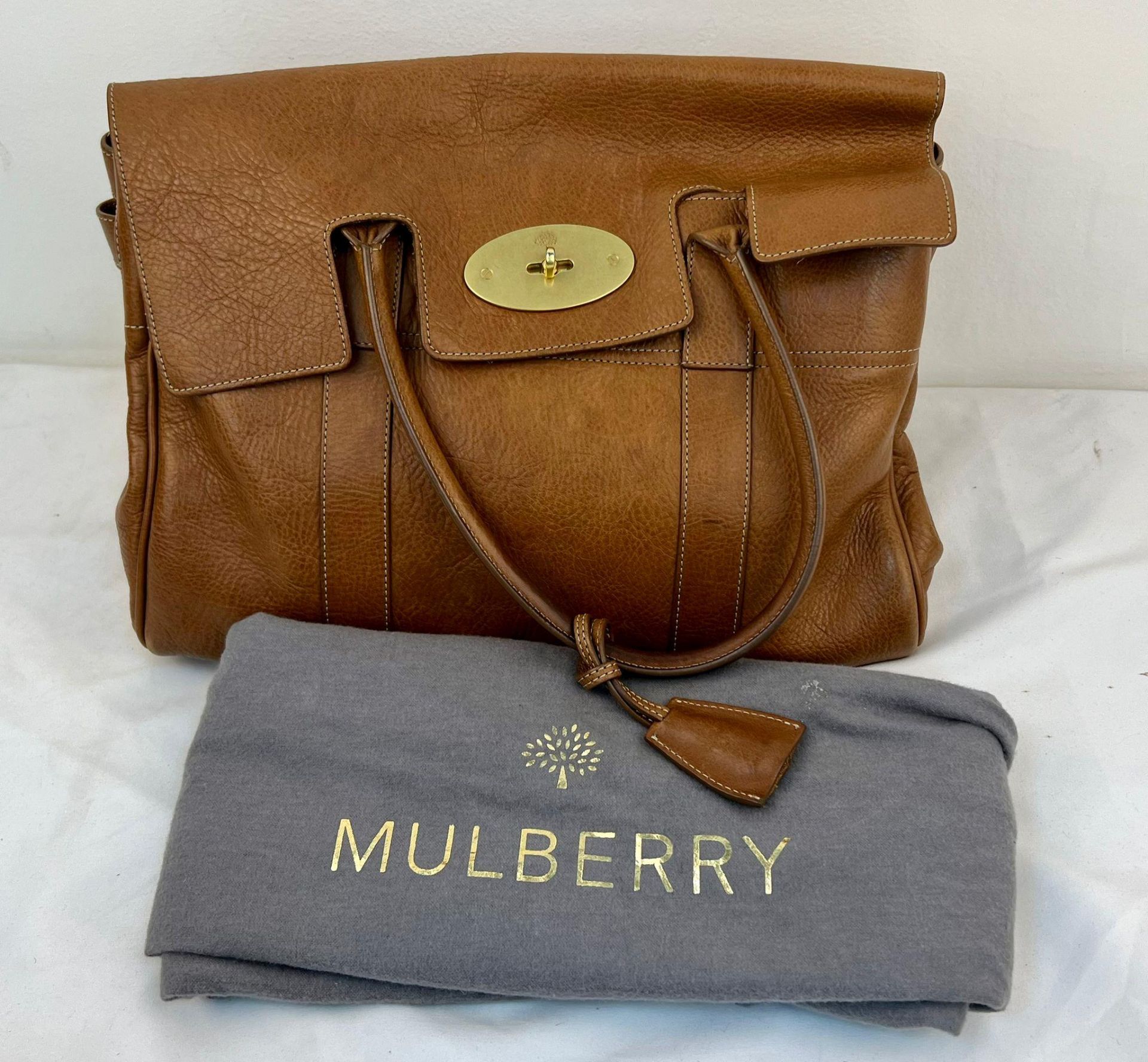 A Mulberry Classic Brown Leather Handbag. Textured brown leather. Gold-tone hardware. Spacious - Bild 9 aus 9