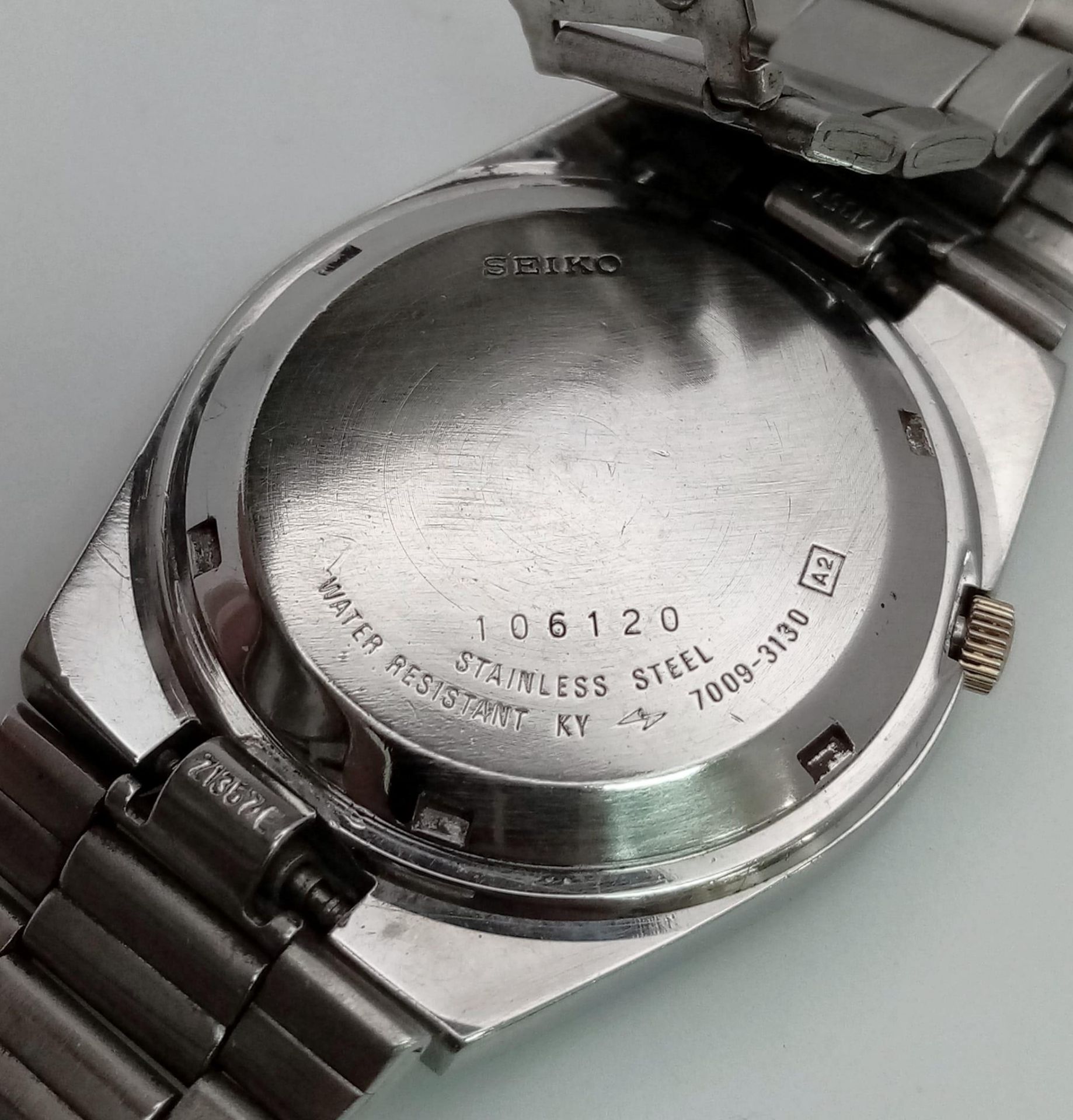 A Vintage Seiko 5 Automatic Gents Watch. Stainless steel strap and case - 36mm. Silver and white - Image 5 of 6