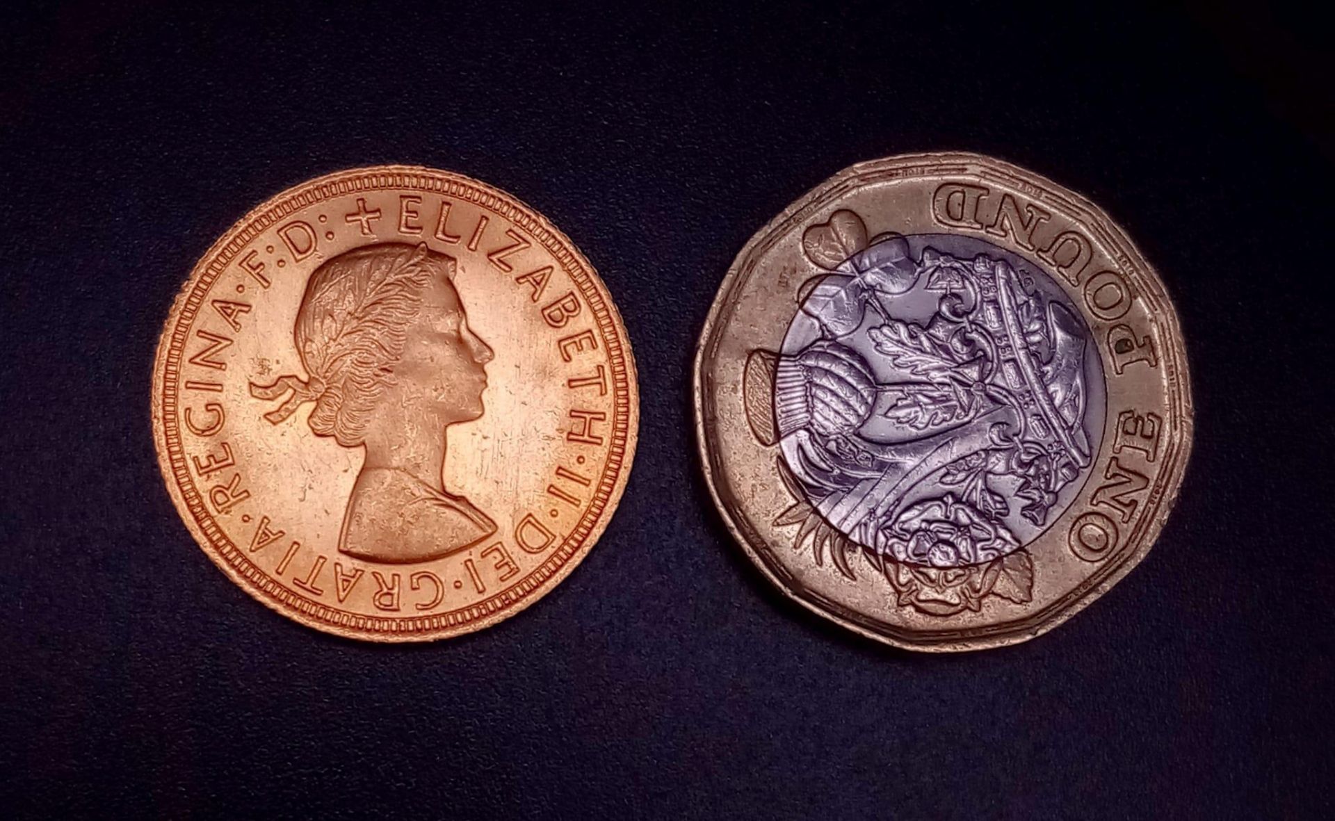 A Queen Elizabeth II 1964 Full 22K Gold Sovereign. EF. - Bild 3 aus 3