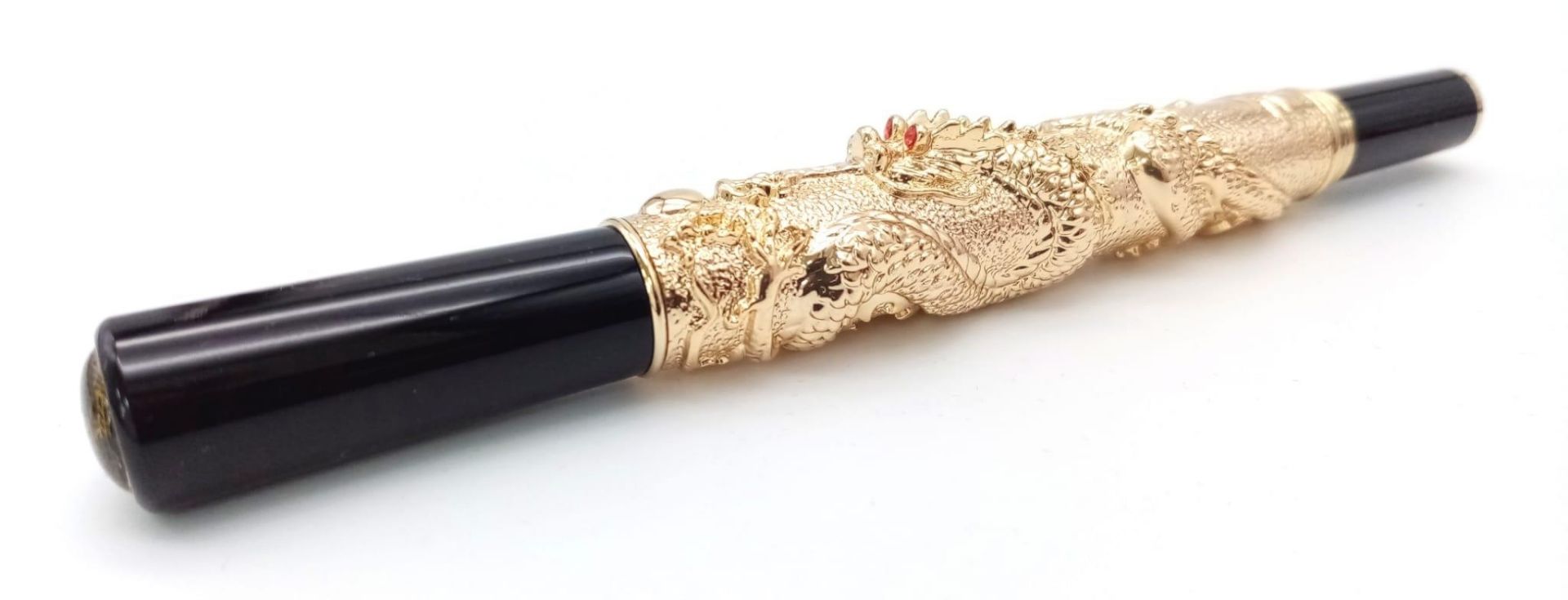 A very satisfactory to handle, heavy (70.8 g.) fountain pen with a Chinese Dragon featuring red - Image 2 of 4