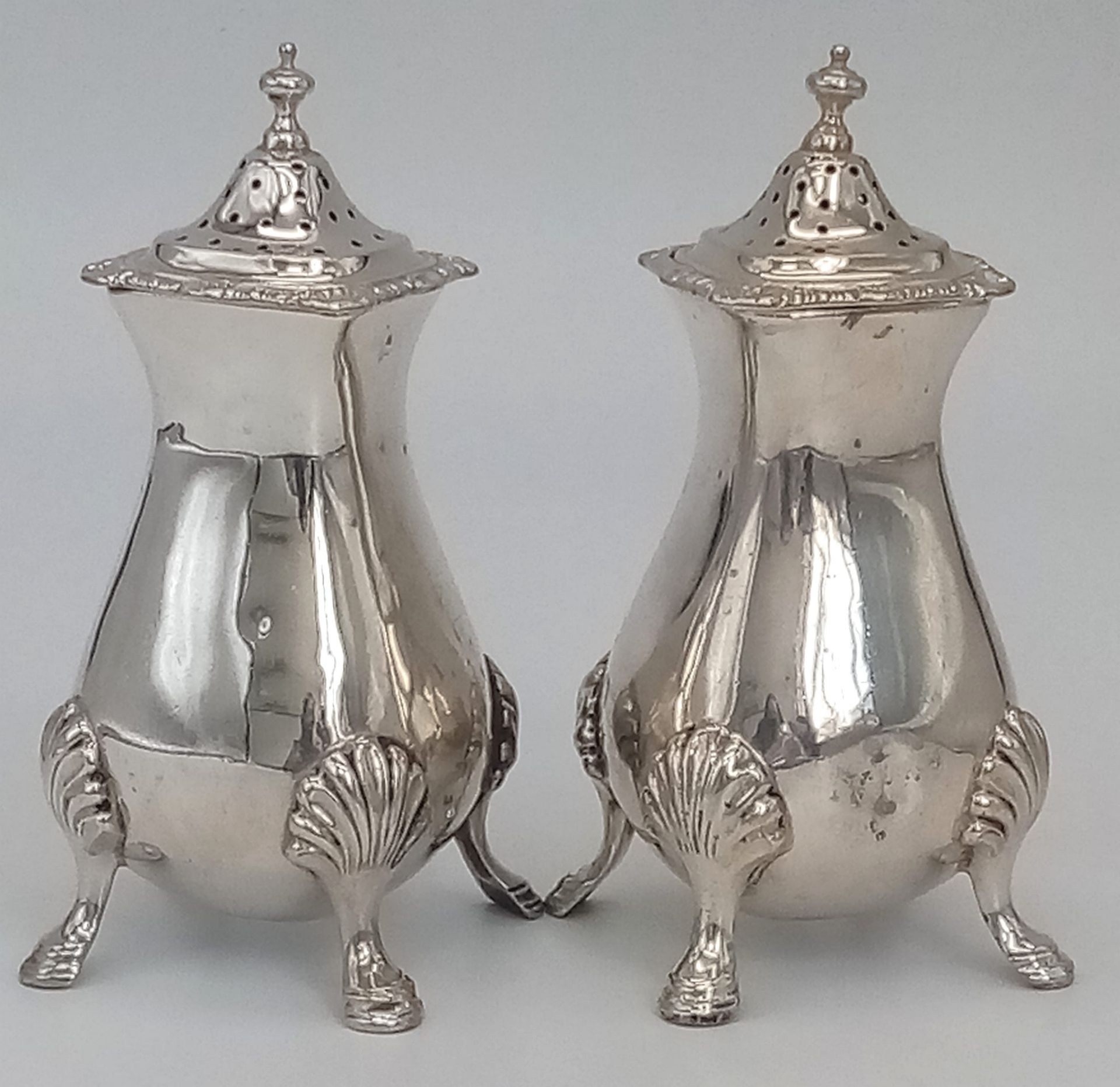 An Antique Goldsmiths and Co. Sterling Silver Cruet Set. 9cm tall. 121g total weight. Hallmarks