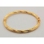 A 9K Yellow Gold Bangle with Twist Decoration and Clip-Clasp. 5cm inner diameter. 4.67g