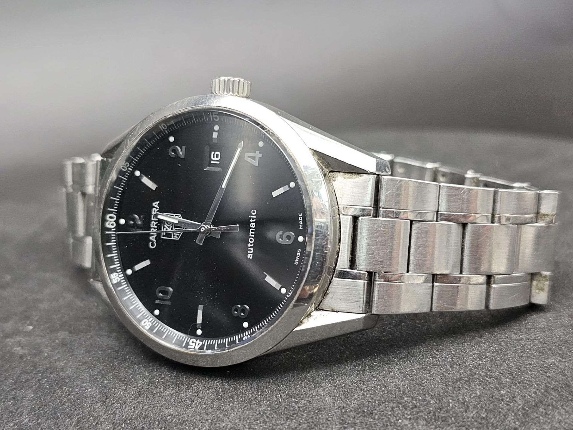 A FABULOUS TAG-HEUER CARRERA AUTOMATIC WATCH IN STAINLESS STEEL WITH COMPLIMENTARY BLACK DIAL . 40mm - Image 4 of 12