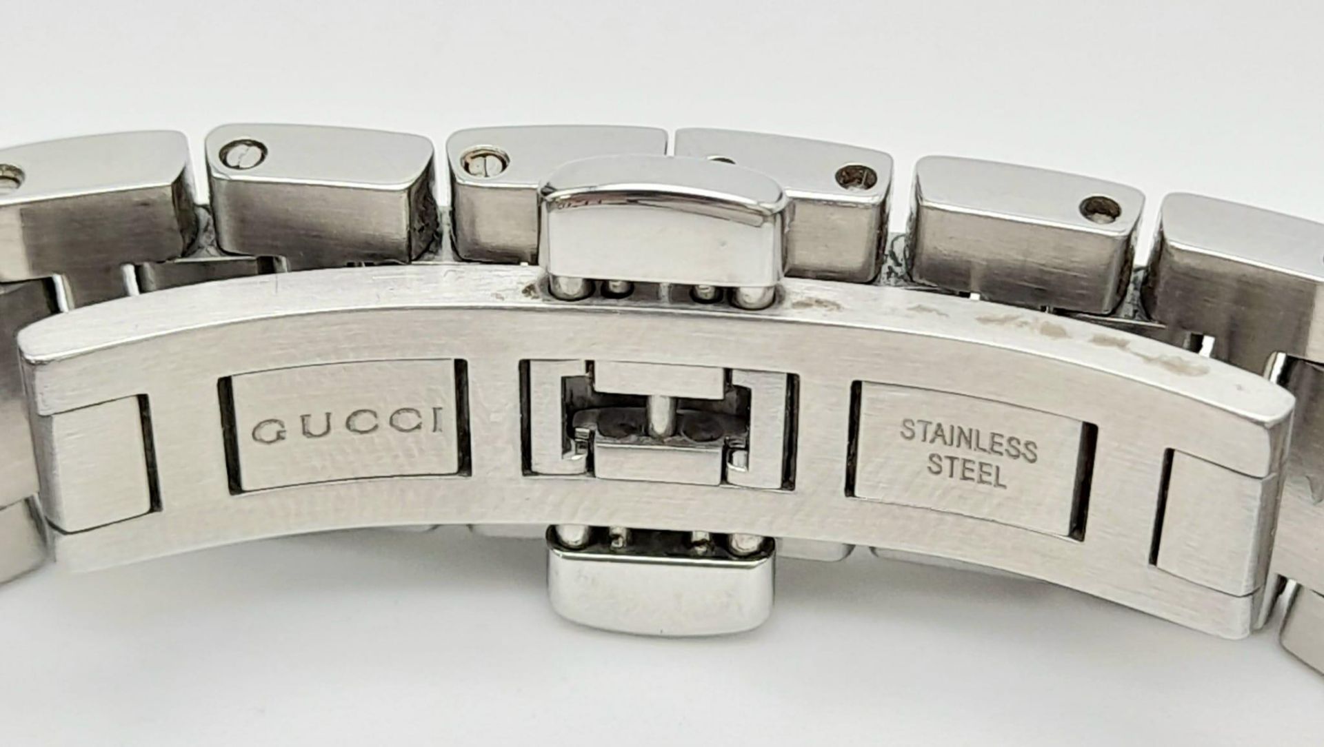A Gucci Quartz Ladies Watch. Stainless steel strap and case -29mm. Cream dial with date window and - Image 6 of 9