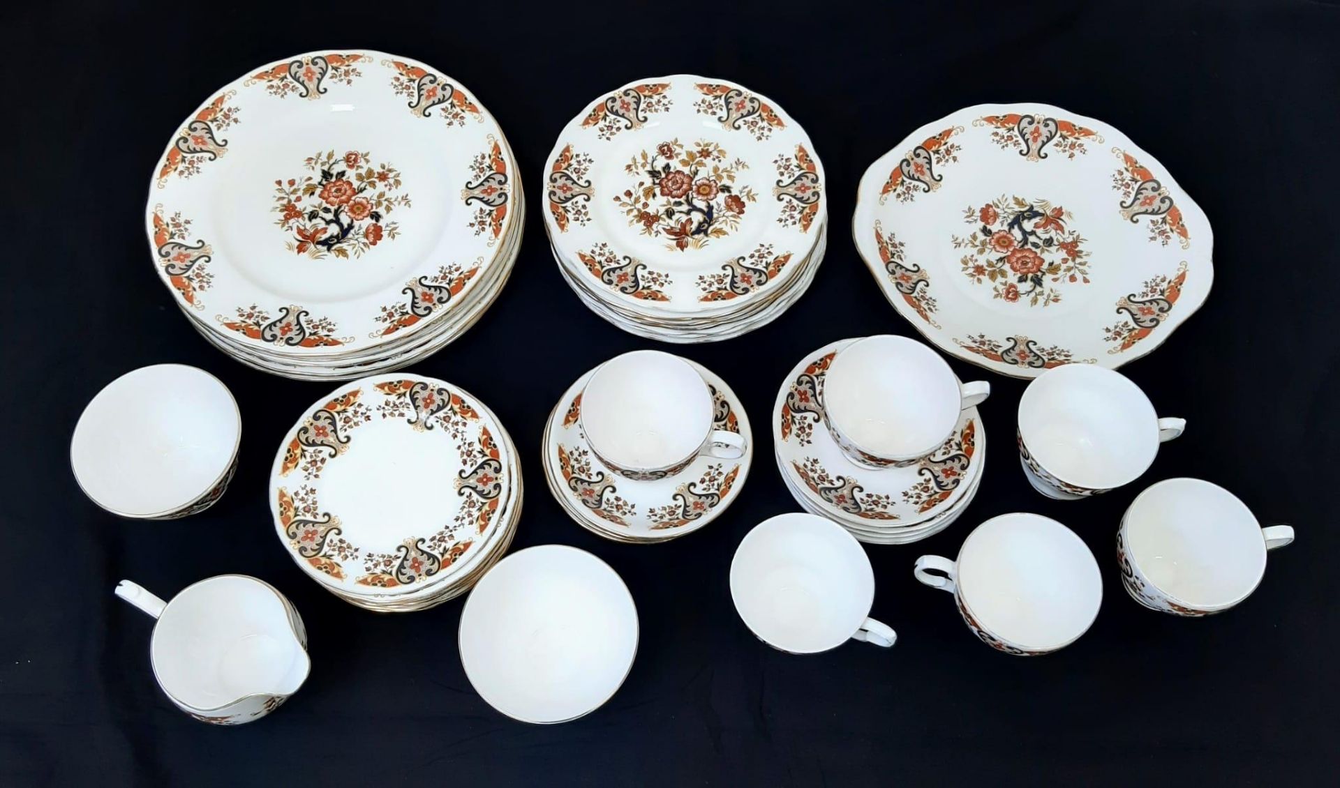 A Set of Vintage Dinner and Teaware Colclough Bone China. In good condition but please see photos. - Bild 2 aus 4