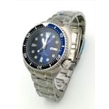 A Seiko Automatic 200M Divers Gents Watch. Stainless steel strap and case - 45mm. Blue dial with