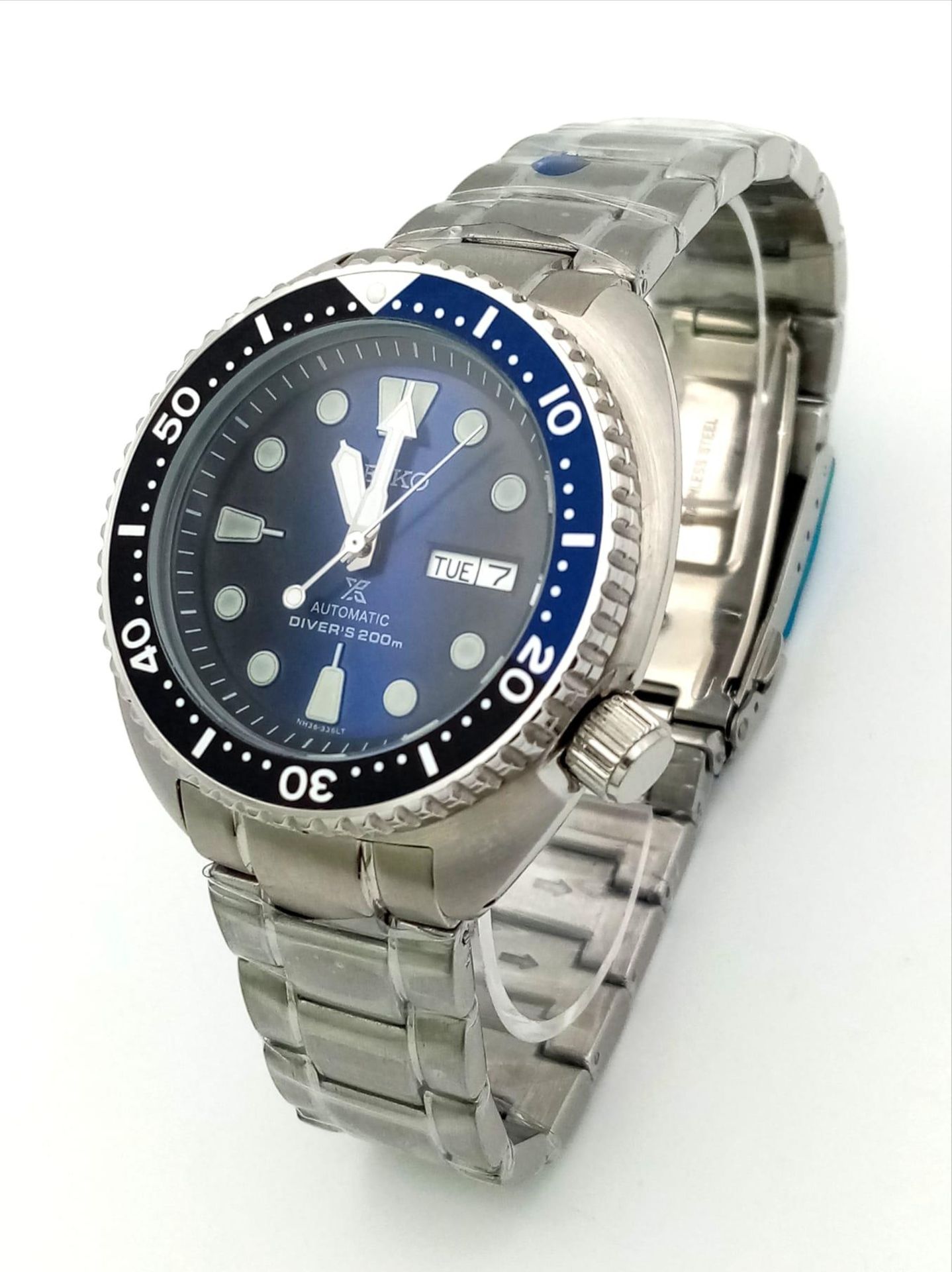 A Seiko Automatic 200M Divers Gents Watch. Stainless steel strap and case - 45mm. Blue dial with