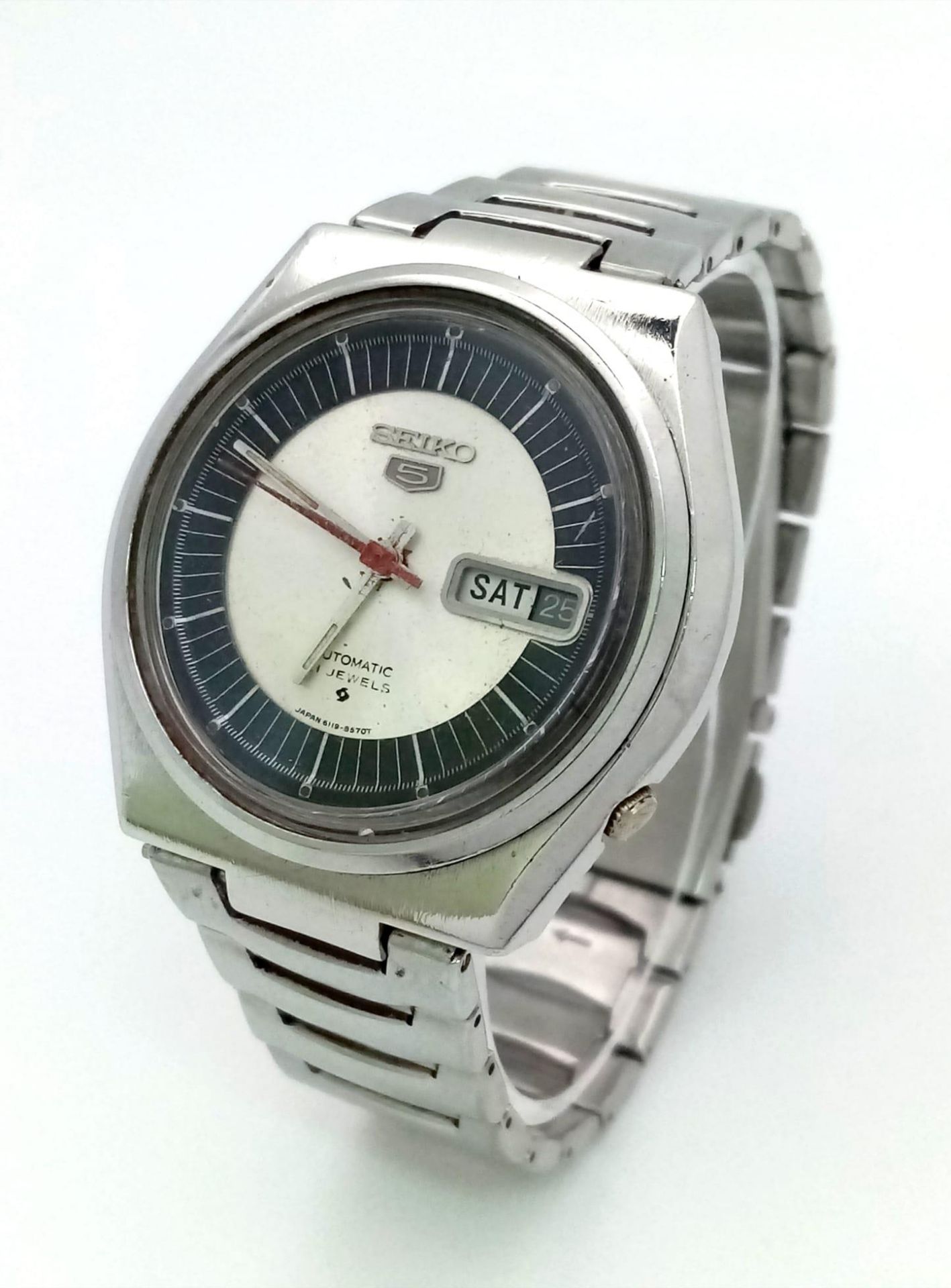 A Vintage Seiko 5 Automatic 21 Jewel Gents Watch. Stainless steel strap and case - 38mm. Silver