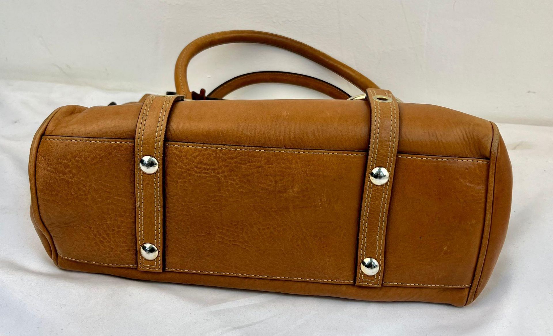 A Luella Brown Leather Handbag with Dust-Cover. Gold-tone furniture. Heart tassles. Exterior - Bild 5 aus 7