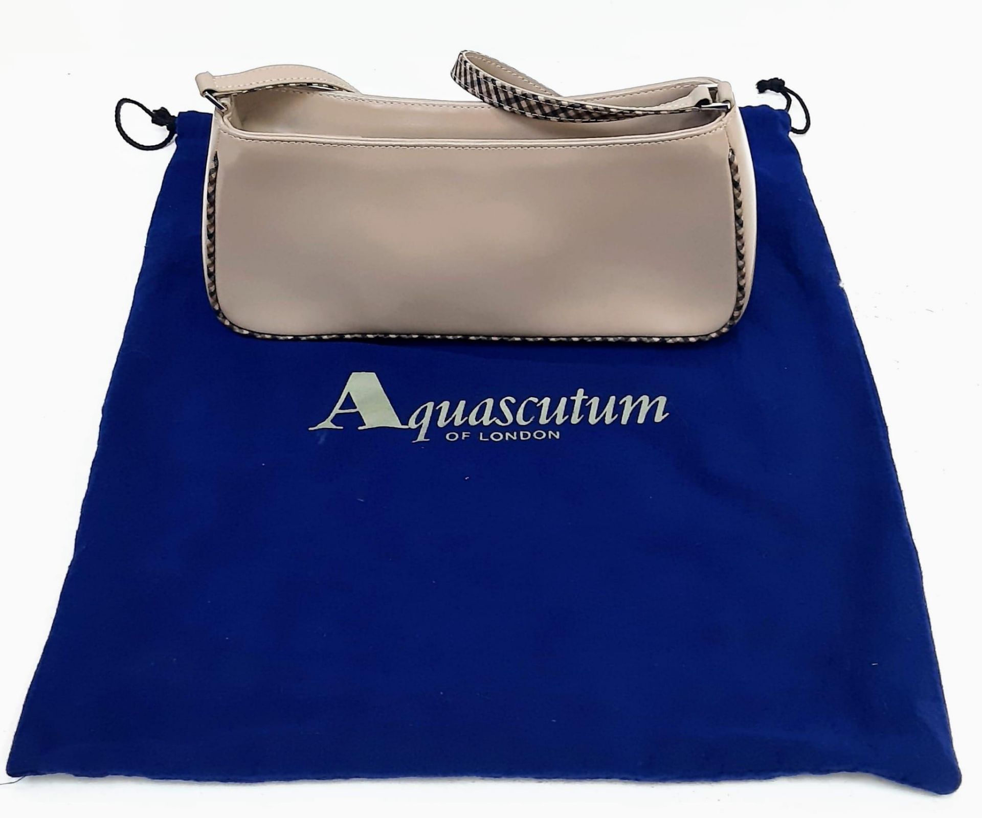 An Aquascutum Beige Leather Baguette Handbag with Dust-Cover. In good condition but pleases see - Bild 2 aus 4