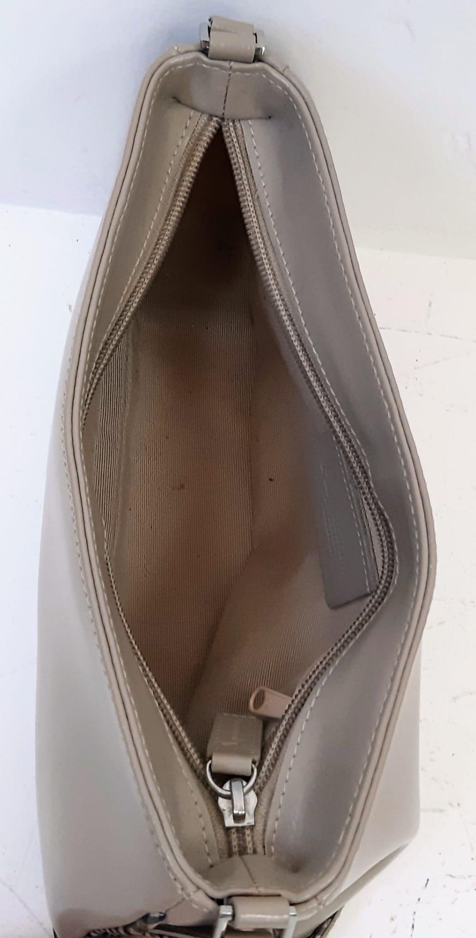 An Aquascutum Beige Leather Baguette Handbag with Dust-Cover. In good condition but pleases see - Bild 3 aus 4