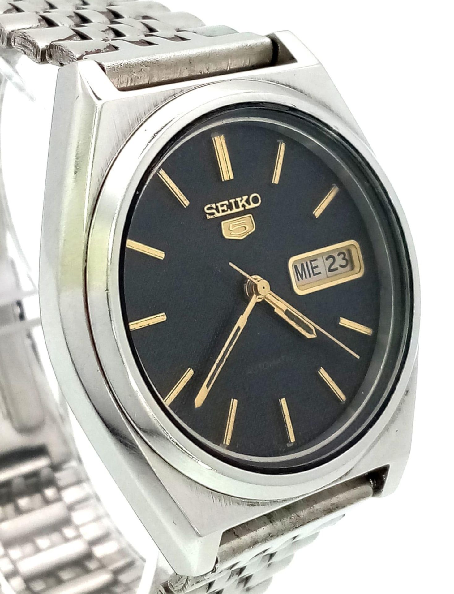 A Vintage Seiko 5 Gents Automatic Watch. Stainless steel strap and case - 38mm. Black dial with - Image 3 of 6