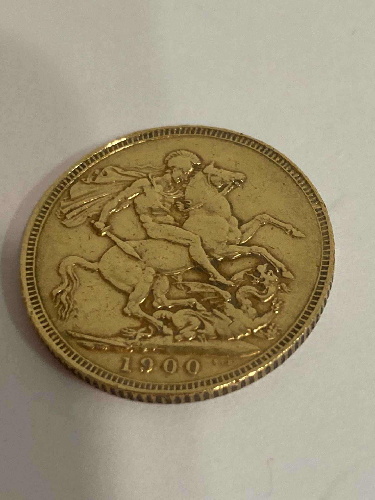 Victorian GOLD SOVEREIGN 1900. Veiled head in very fine condition. London mint.