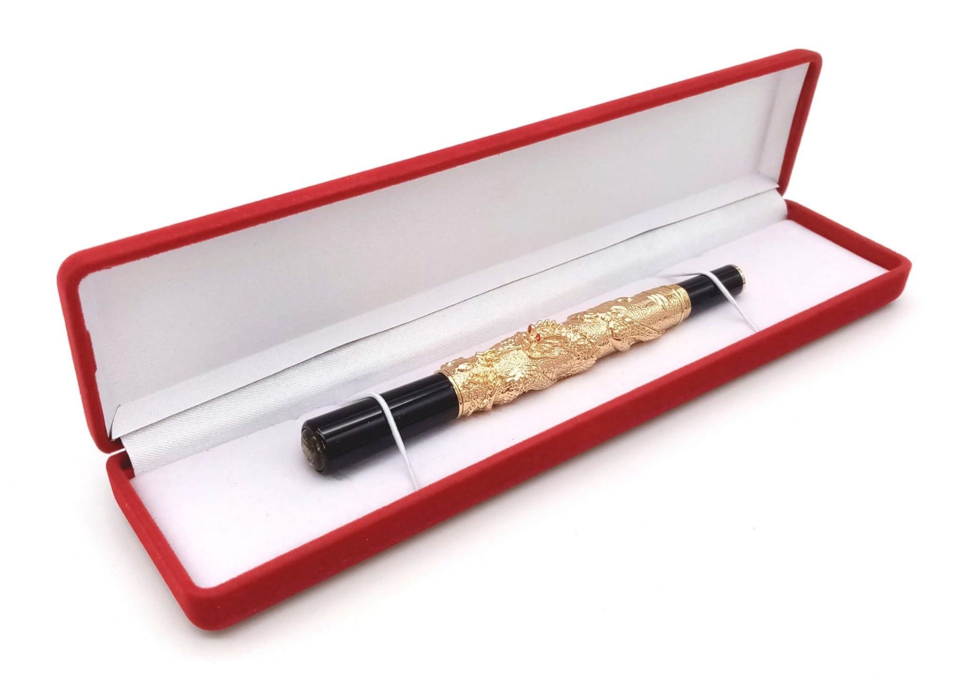 A very satisfactory to handle, heavy (70.8 g.) fountain pen with a Chinese Dragon featuring red - Image 4 of 4