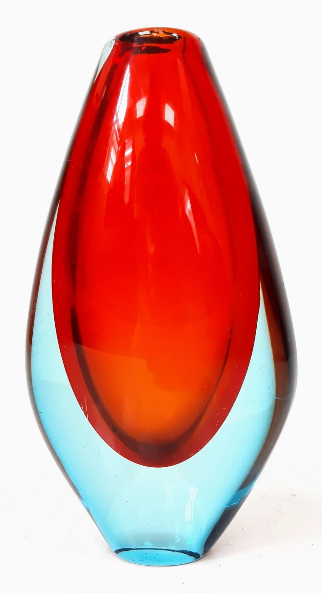 A Murano-Inspired Fire-Red and Sky-Blue Decorative Glass Vase. 24cm tall - Image 3 of 6