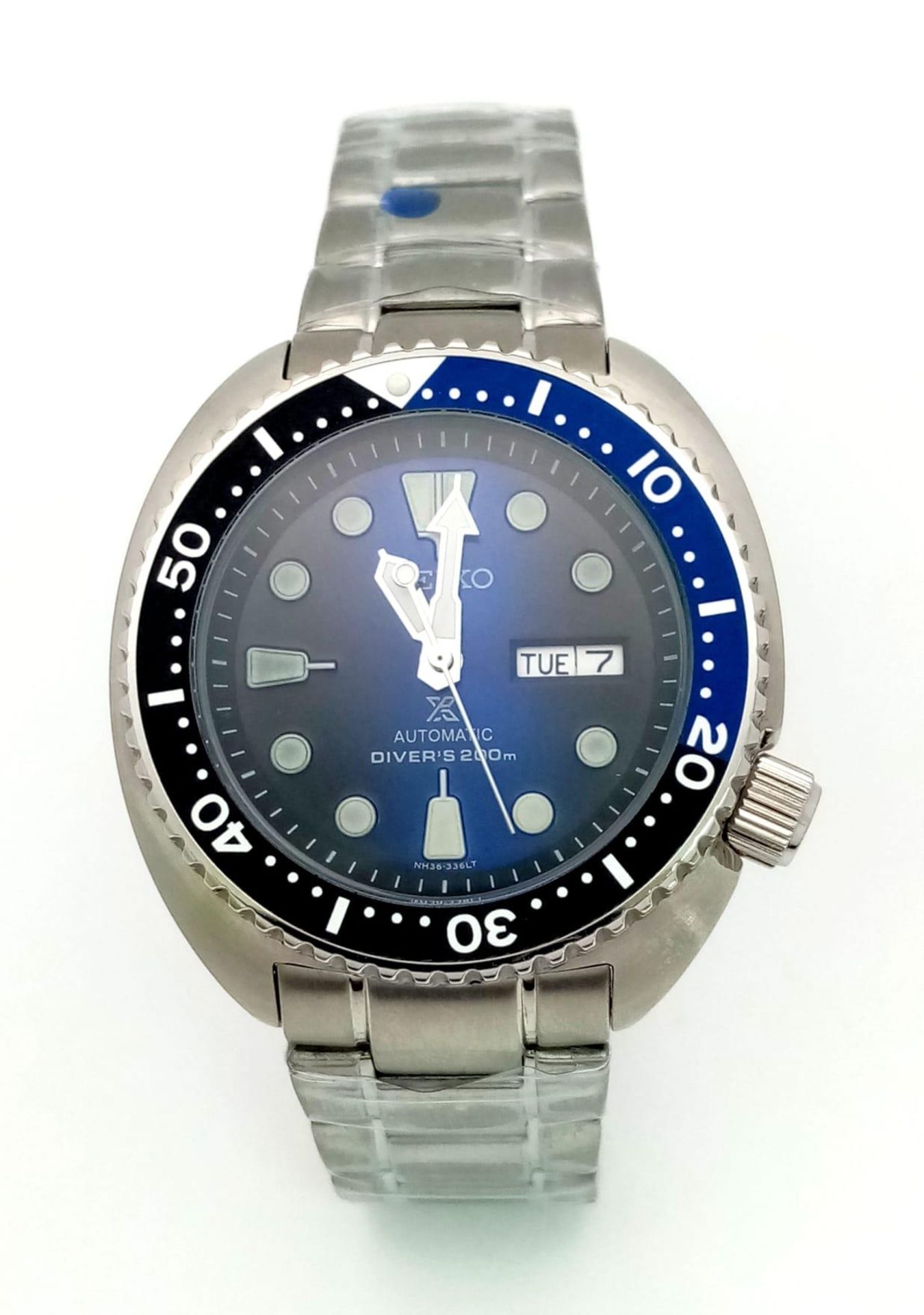 A Seiko Automatic 200M Divers Gents Watch. Stainless steel strap and case - 45mm. Blue dial with - Image 3 of 6
