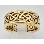 A Vintage 9K Yellow Gold Pierced Geometric Decorative Band Ring. Size T 1/2. 6.6g