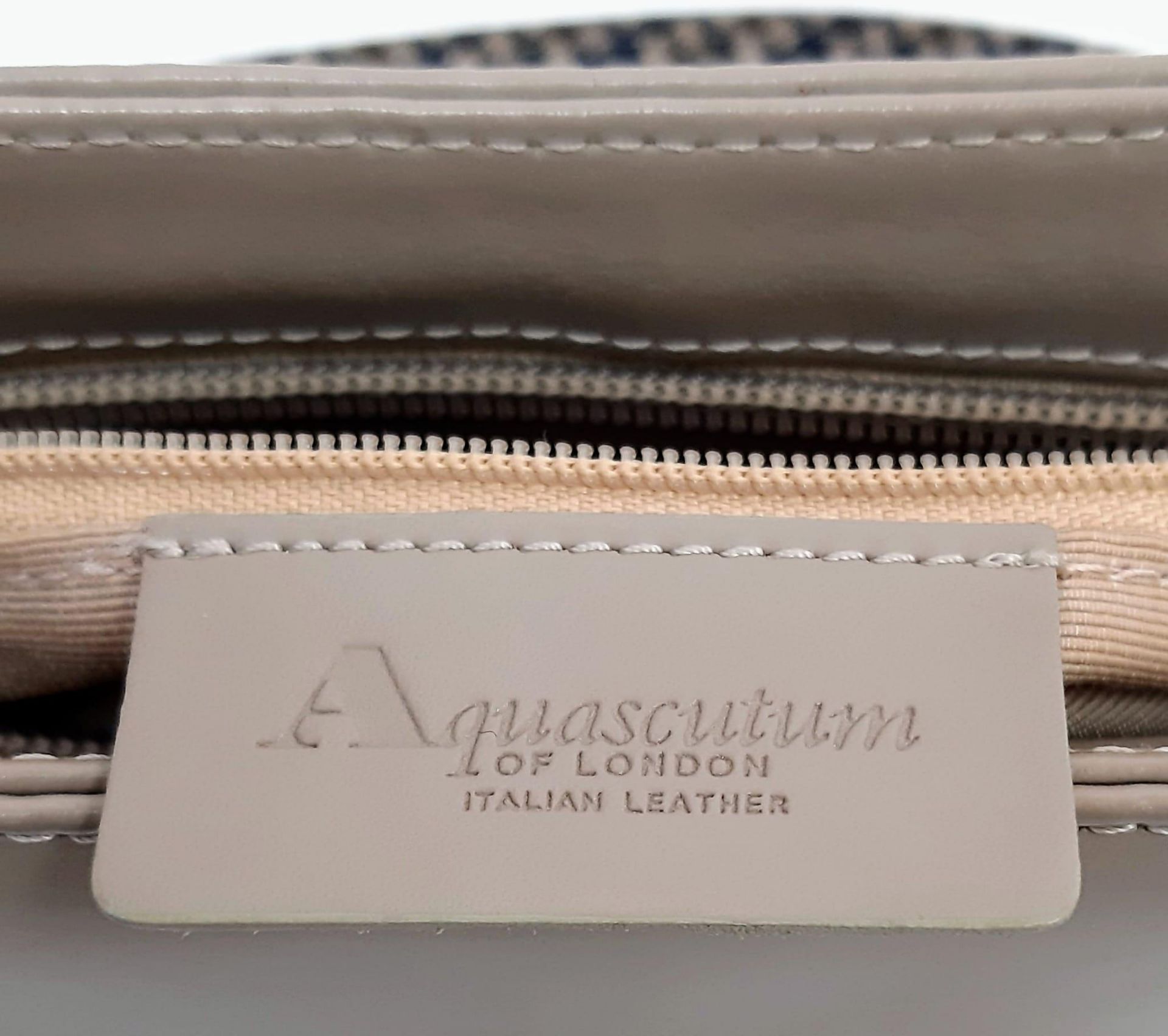 An Aquascutum Beige Leather Baguette Handbag with Dust-Cover. In good condition but pleases see - Bild 4 aus 4