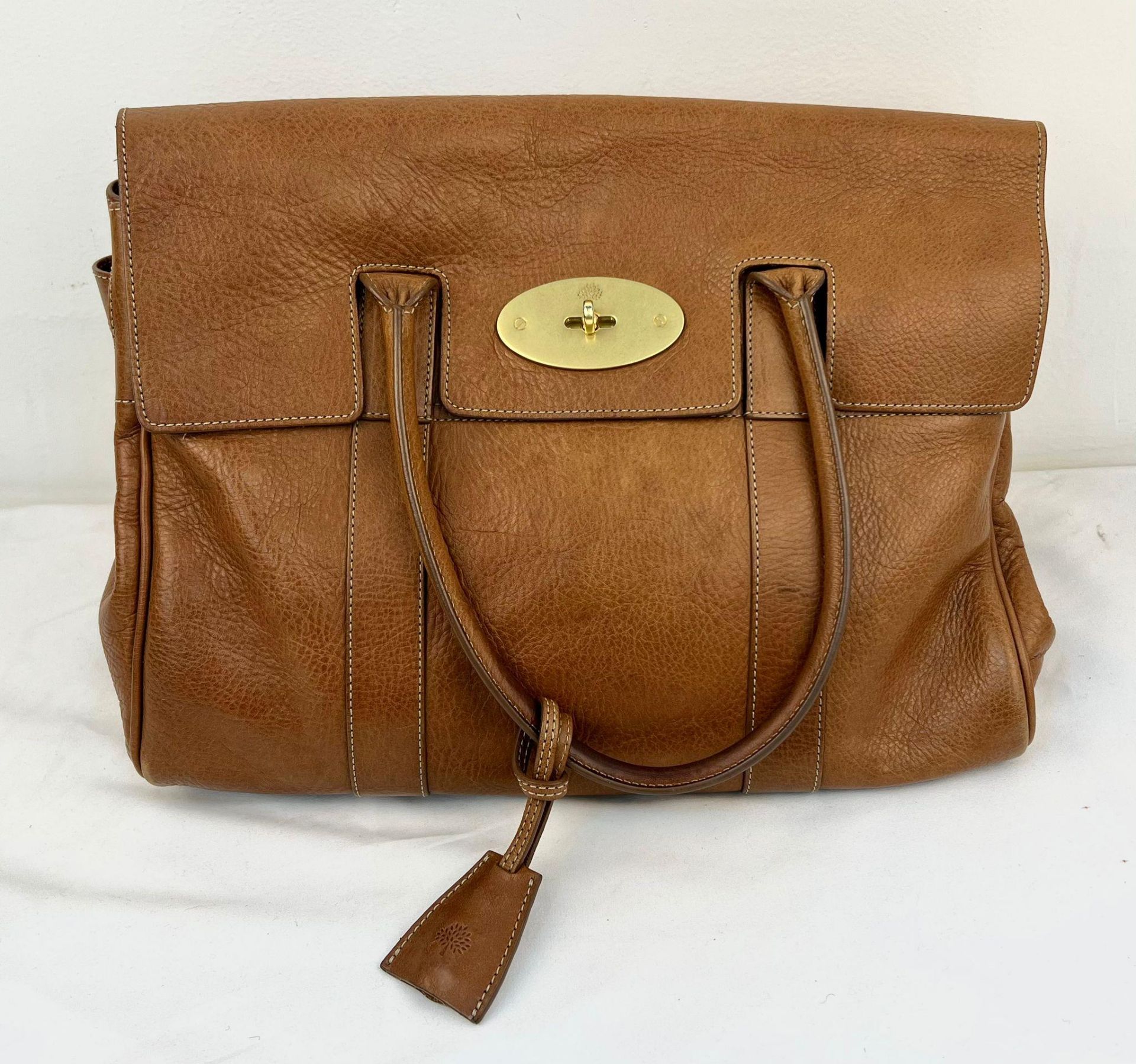 A Mulberry Classic Brown Leather Handbag. Textured brown leather. Gold-tone hardware. Spacious