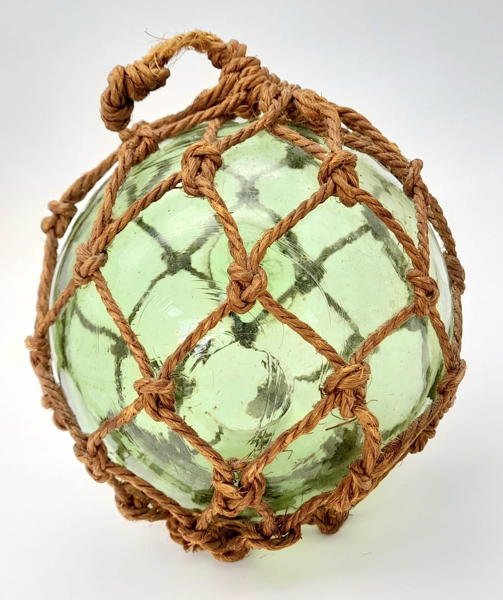An Antique Japanese Glass Fishing Float with a Lovely Pontil Mark and Netting. - Bild 4 aus 4