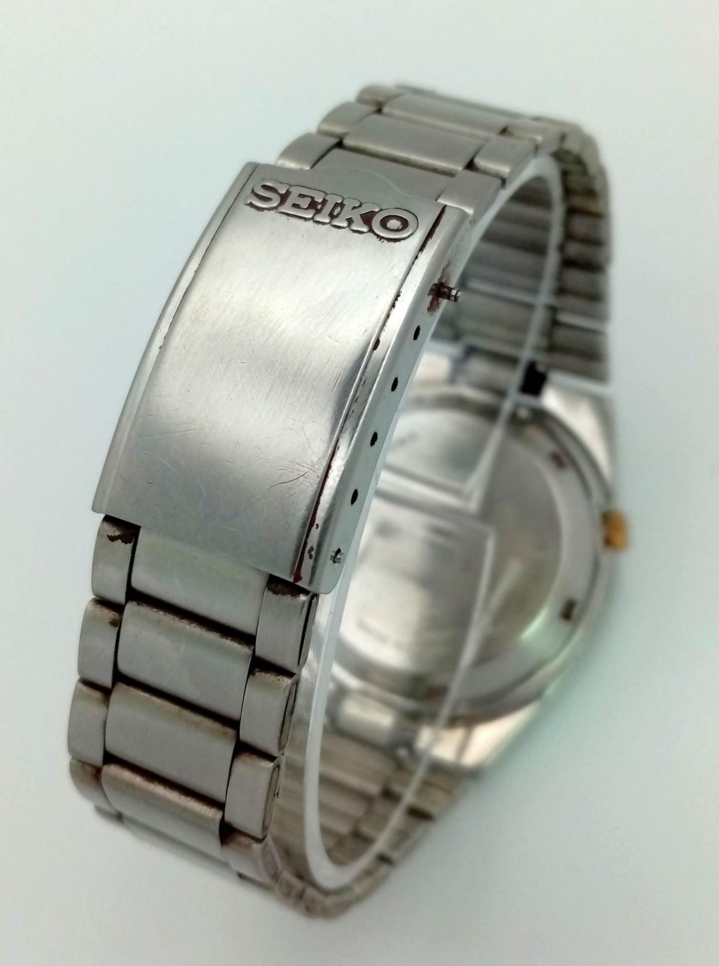 A Vintage Seiko 5 Automatic Gents Watch. Stainless steel strap and case - 36mm. Silver and white - Image 4 of 6