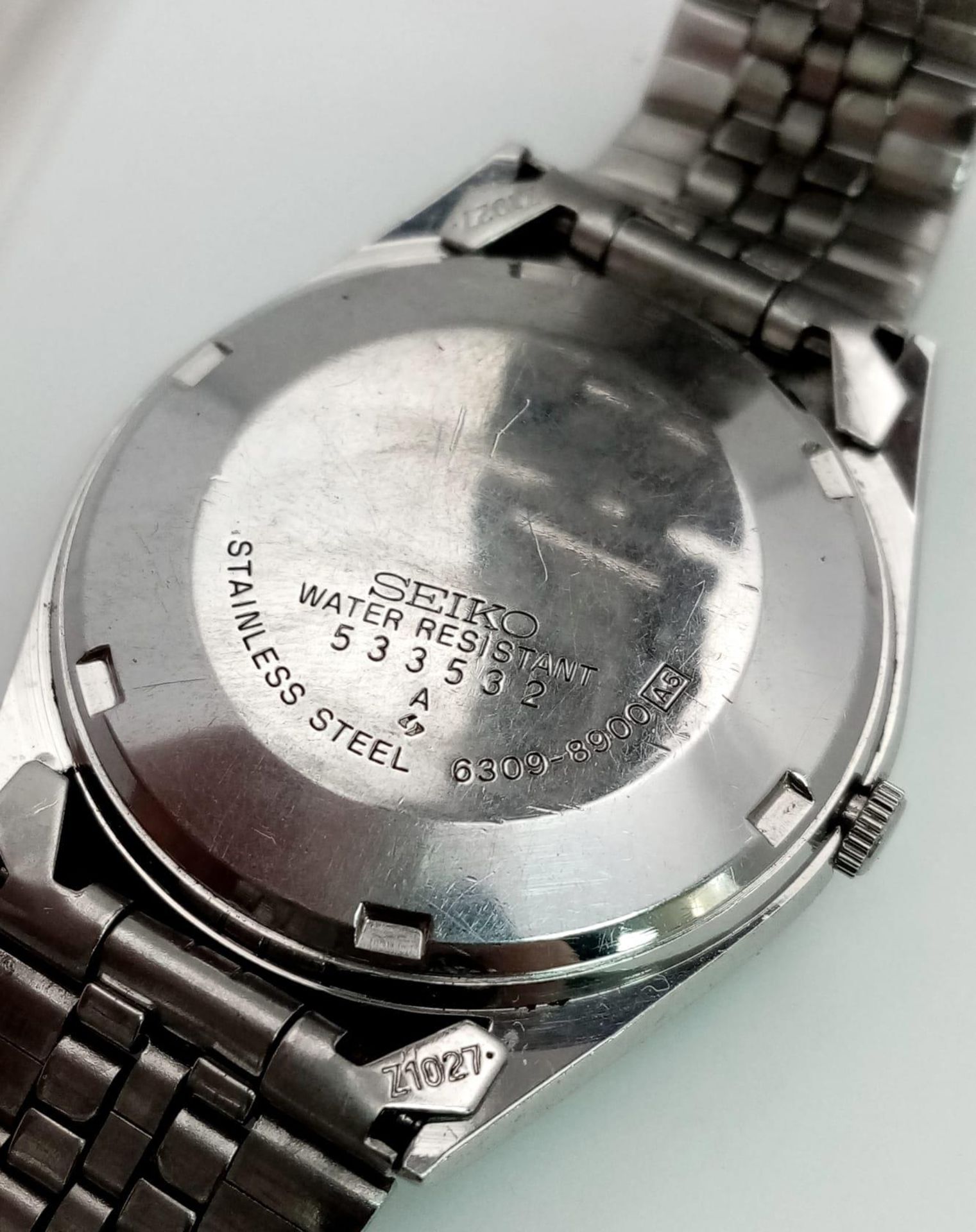 A Vintage Seiko 5 Automatic Gents Watch. Stainless steel strap and case - 36mm. Black dial with - Image 4 of 6