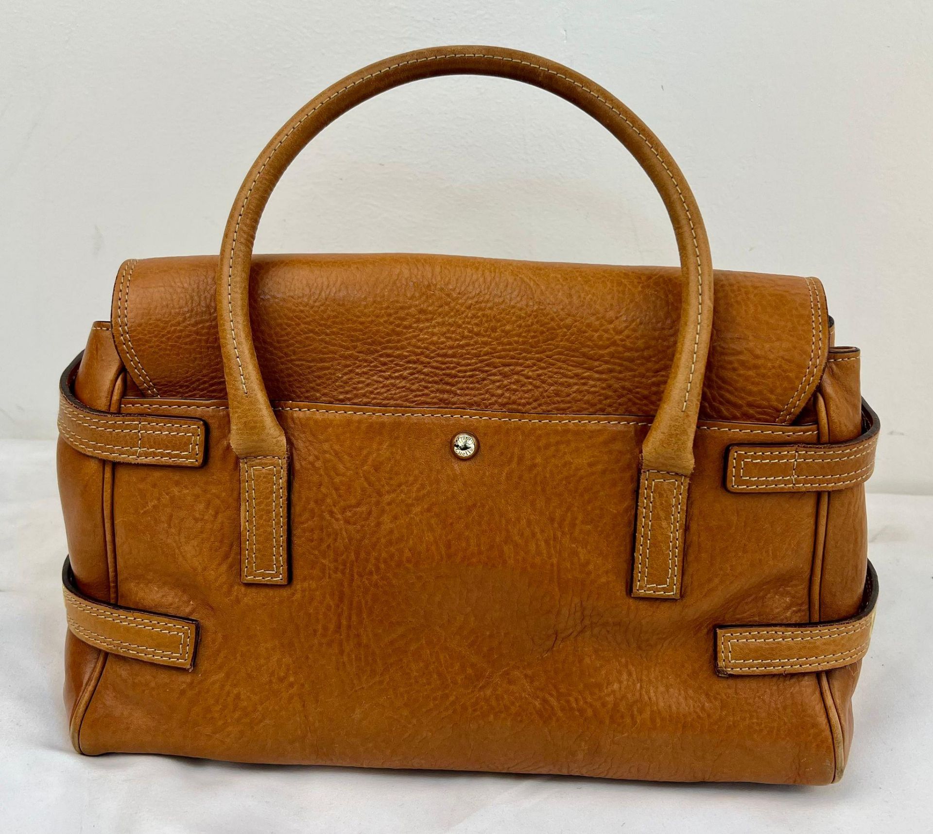 A Luella Brown Leather Handbag with Dust-Cover. Gold-tone furniture. Heart tassles. Exterior - Bild 3 aus 7